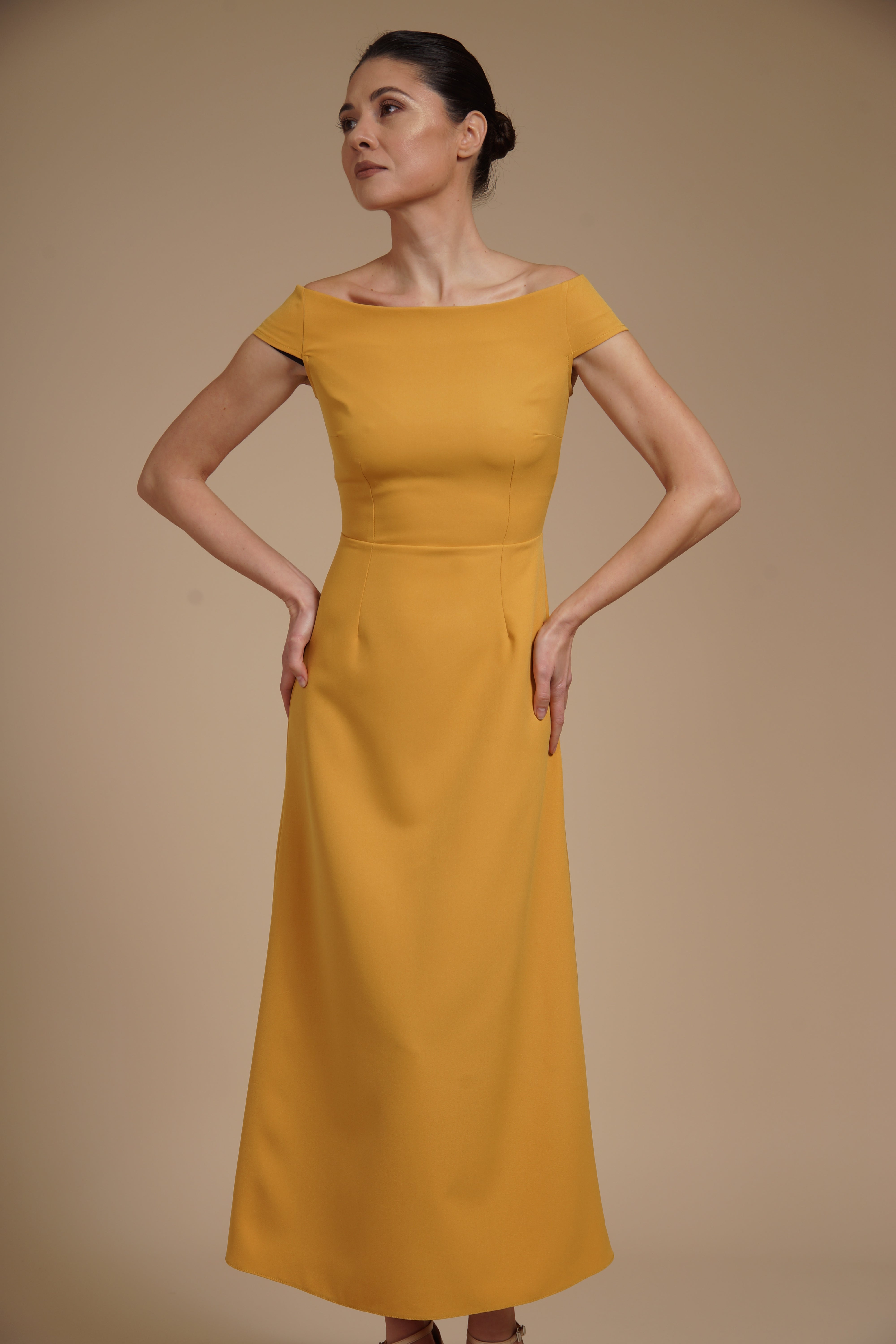 Rochie elegantă midi A-line din crep elastic Mustar cu decolteu bardot