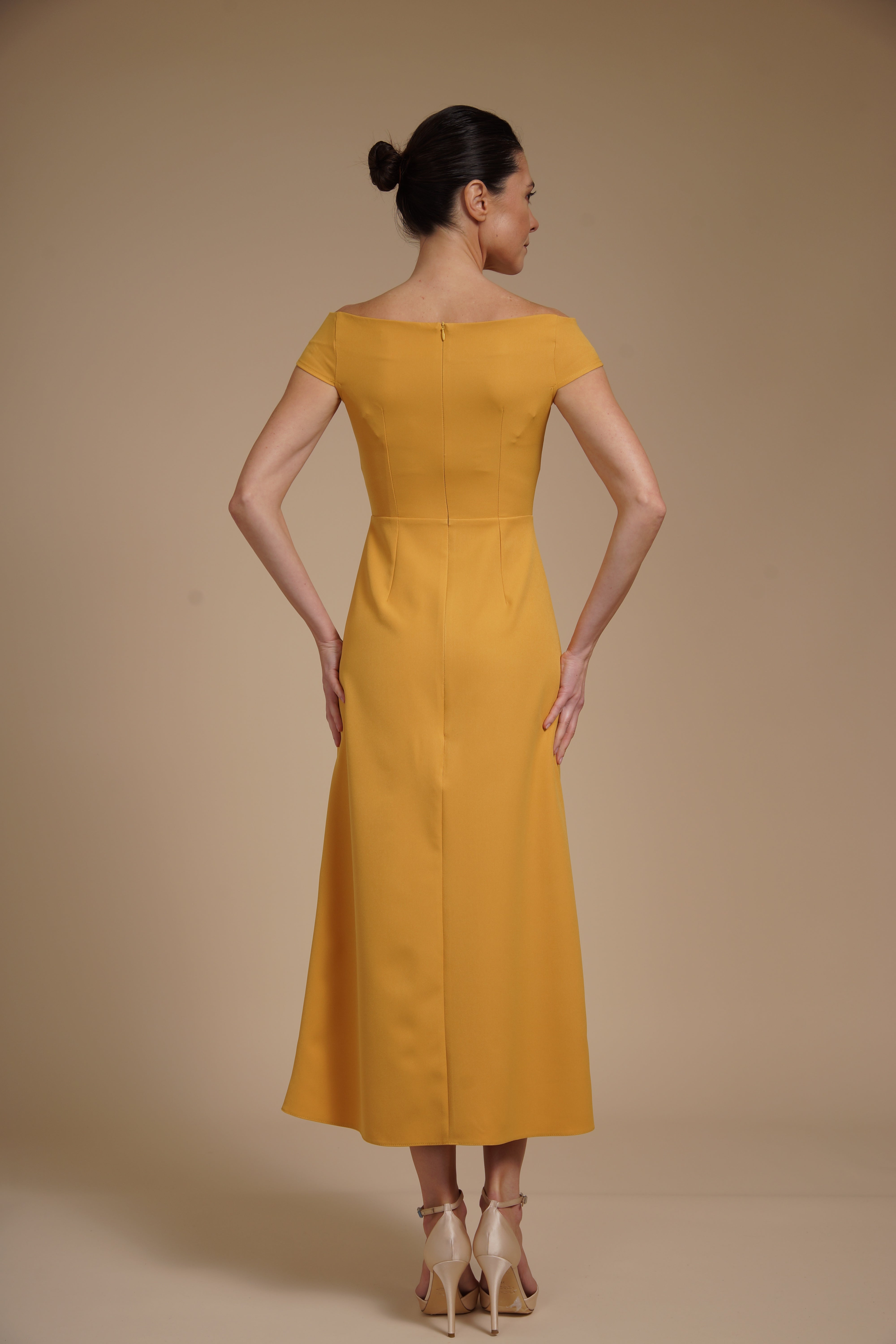 Rochie elegantă midi A-line din crep elastic Mustar cu decolteu bardot