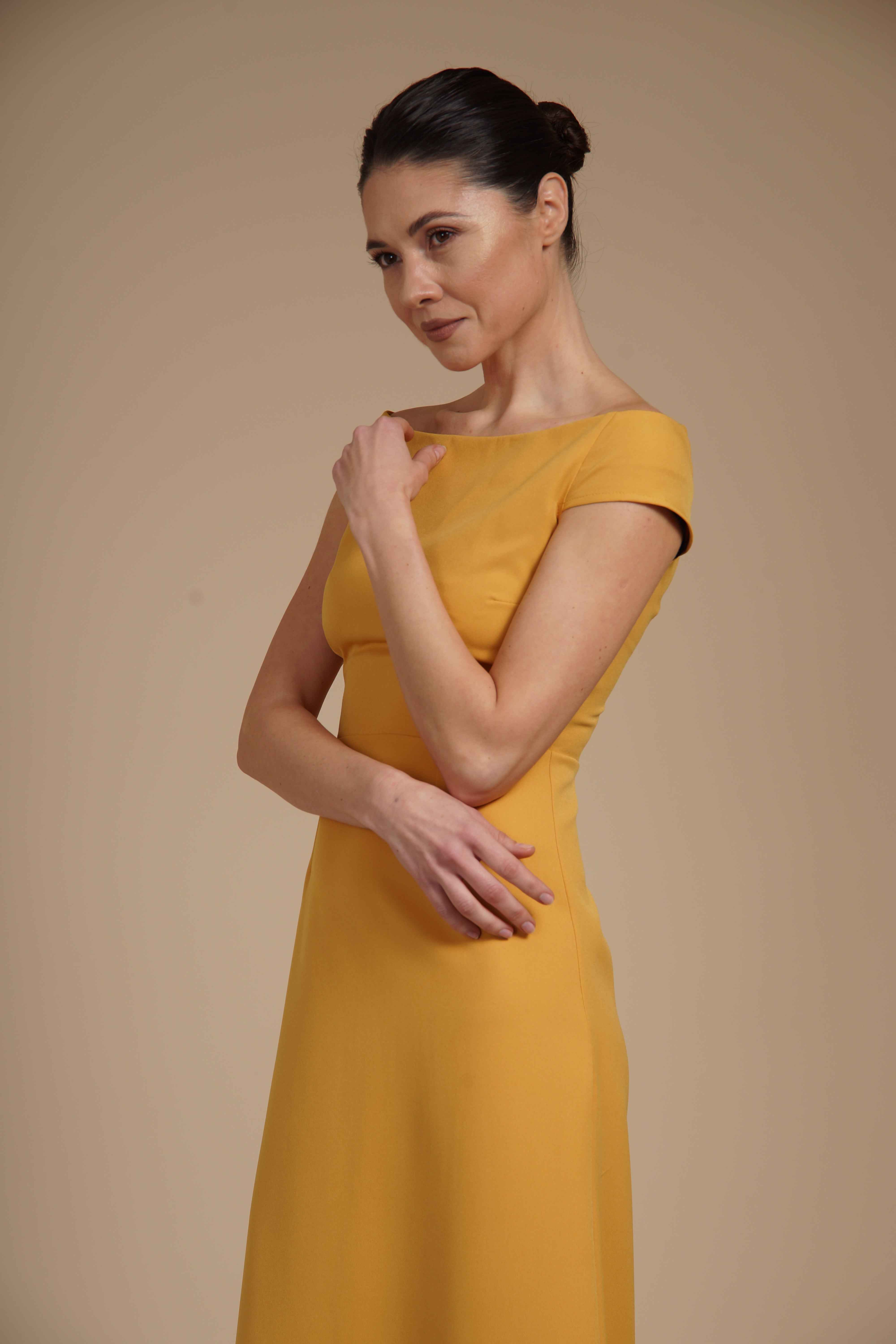 Rochie elegantă midi A-line din crep elastic Mustar cu decolteu bardot