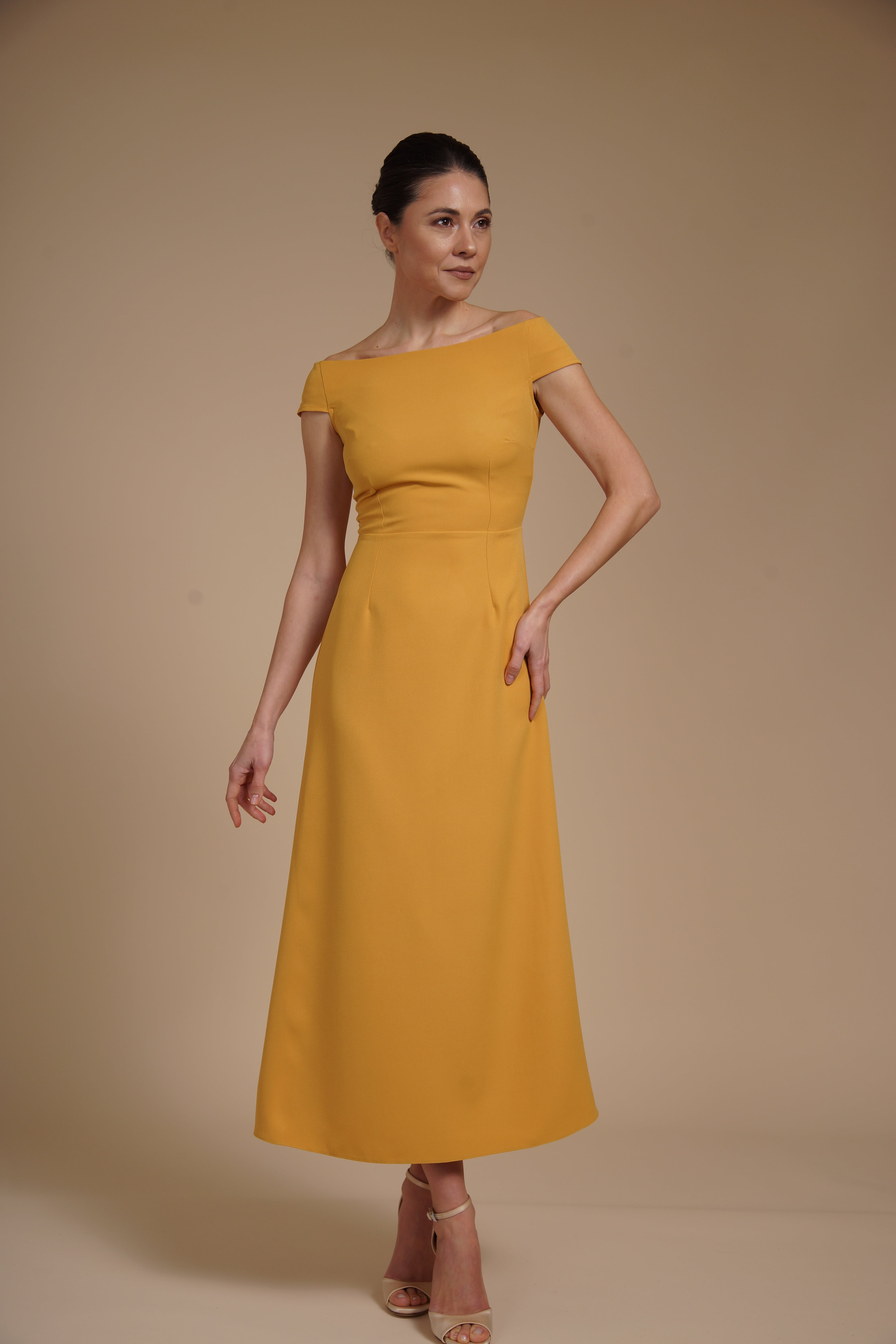 Rochie elegantă midi A-line din crep elastic Mustar cu decolteu bardot