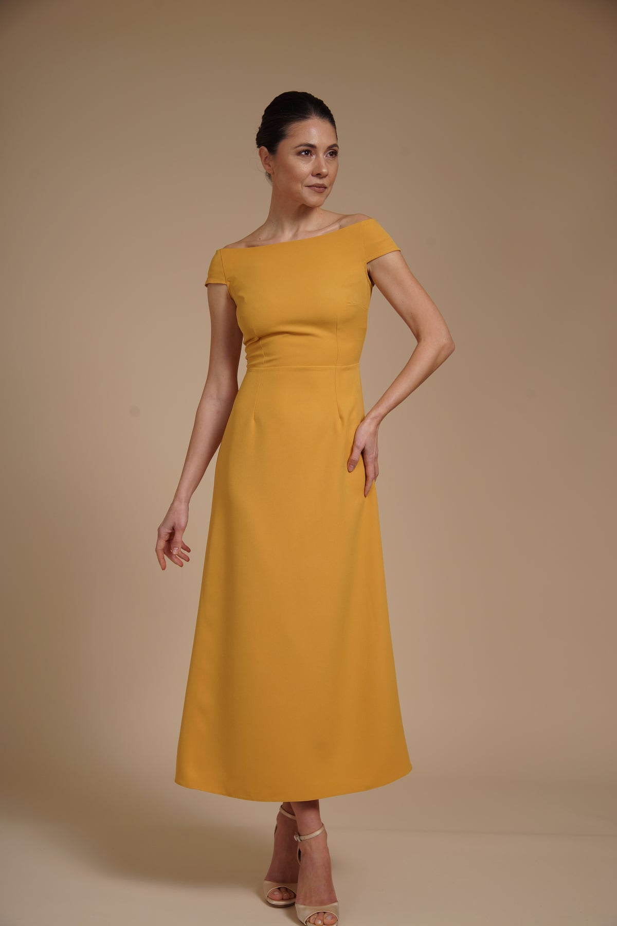 Rochie elegantă midi A-line din crep elastic Mustar cu decolteu bardot