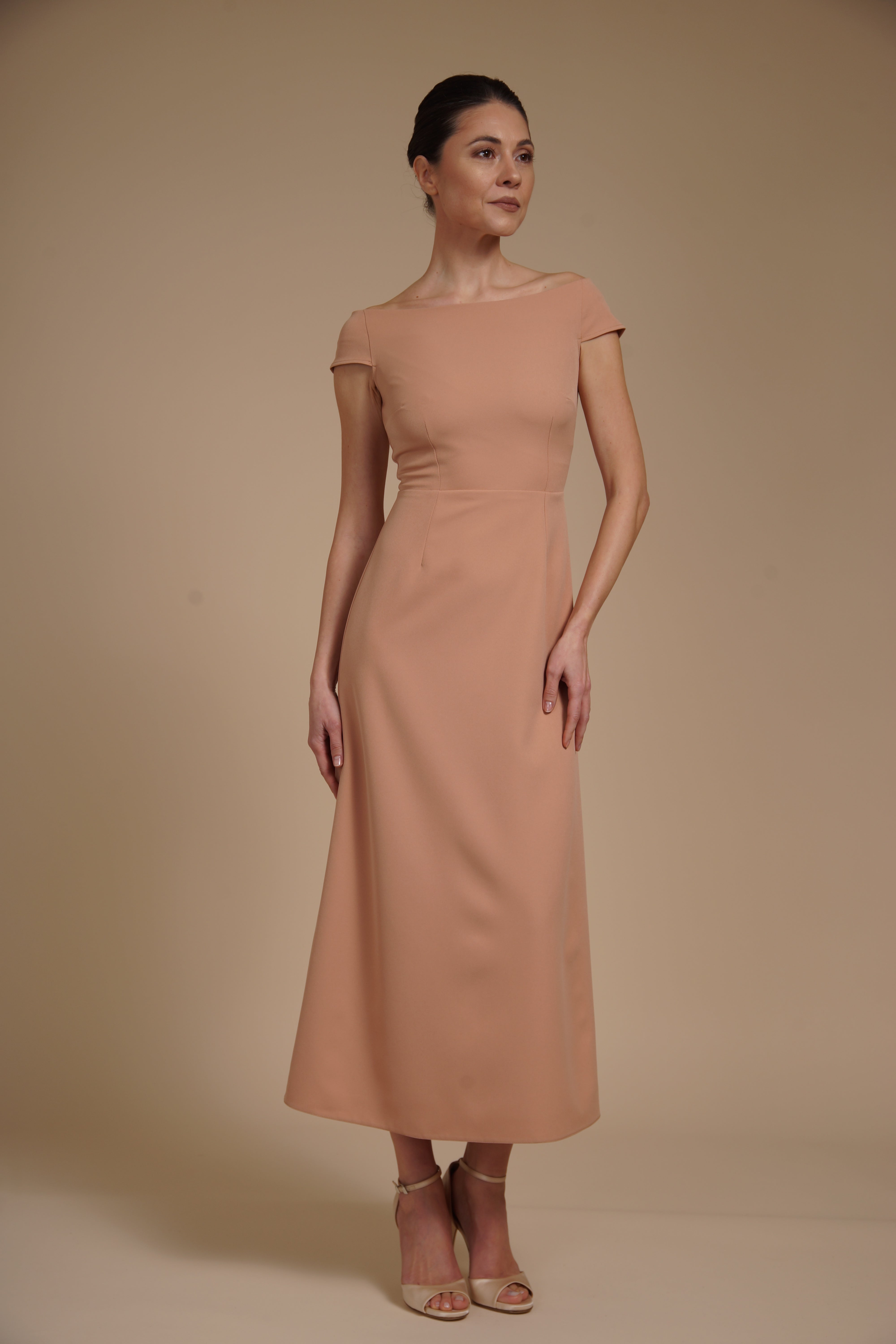 Rochie elegantă midi A-line din crep elastic Nude cu decolteu bardot