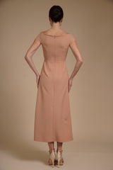 Rochie elegantă midi A-line din crep elastic Nude cu decolteu bardot