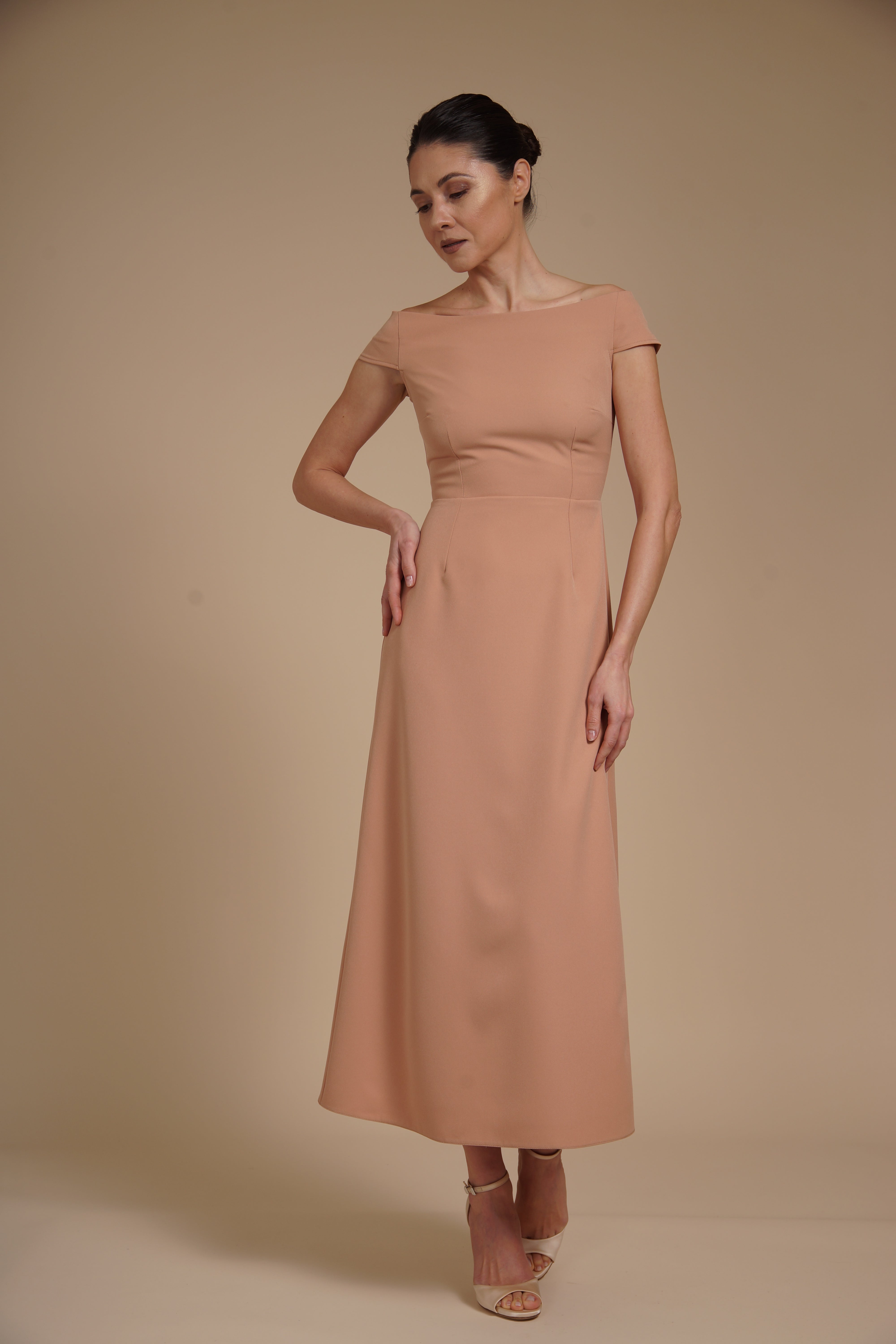 Rochie elegantă midi A-line din crep elastic Nude cu decolteu bardot