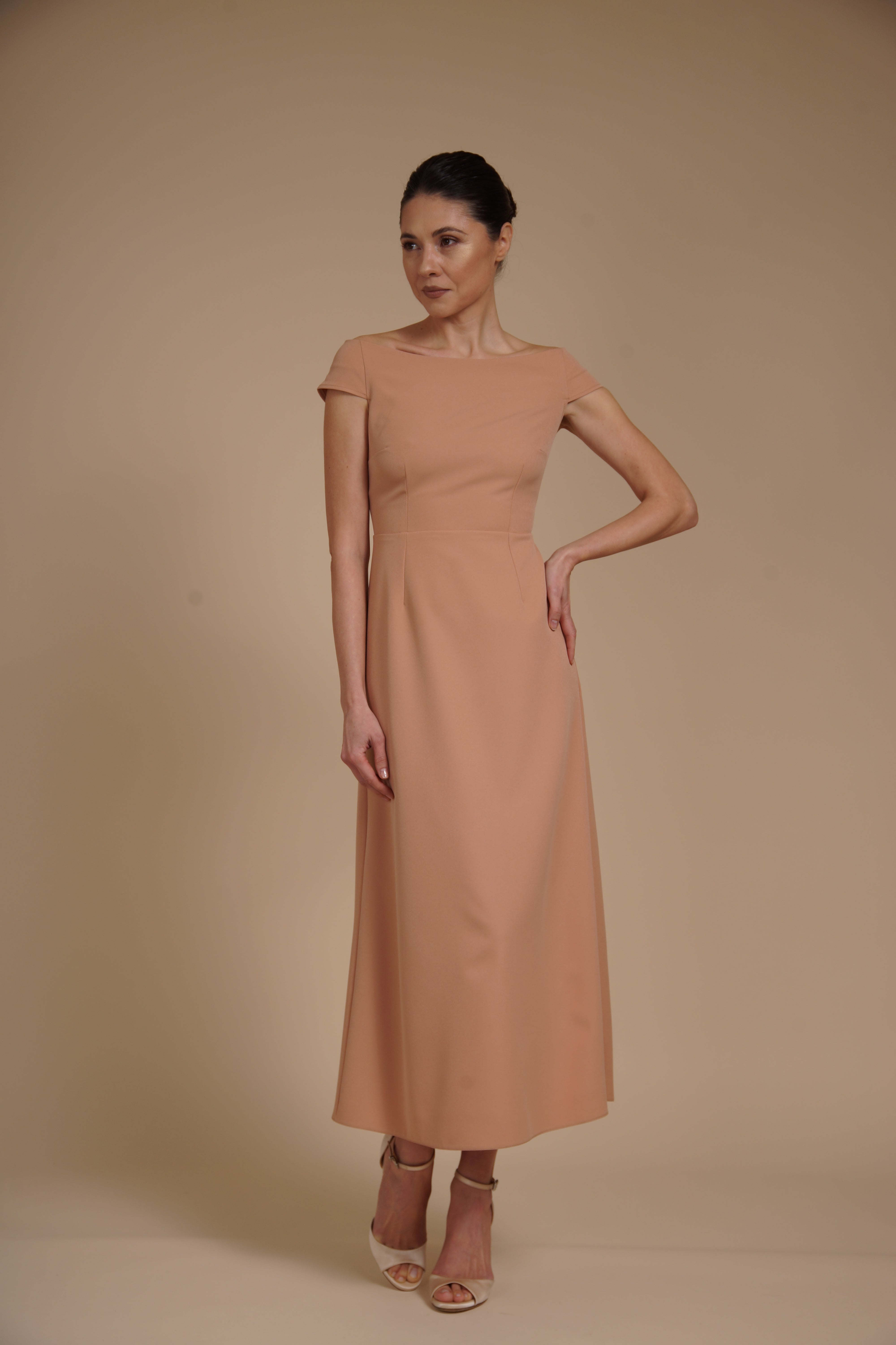 Rochie elegantă midi A-line din crep elastic Nude cu decolteu bardot