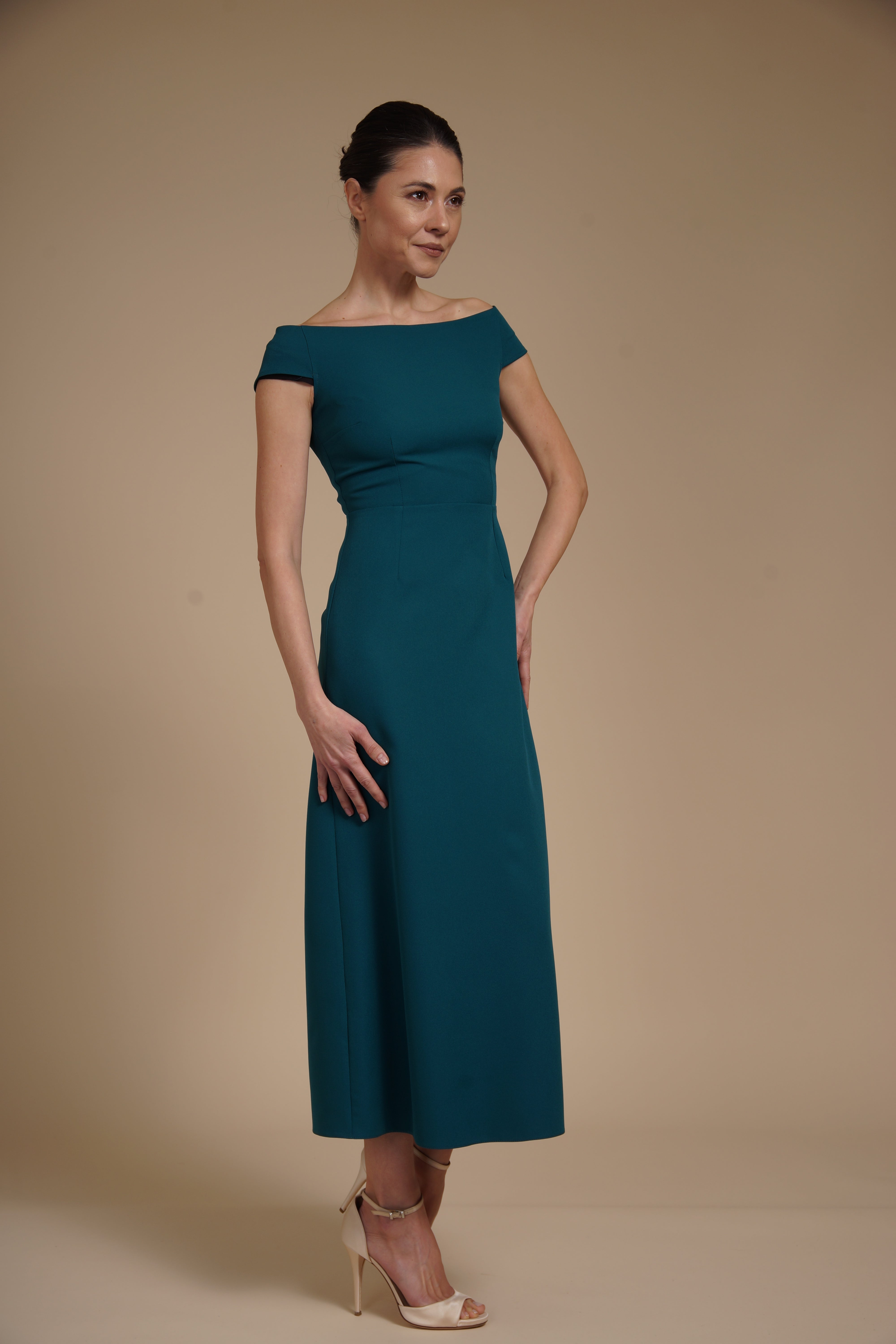 Rochie elegantă midi A-line din crep elastic Verde Marin cu decolteu bardot