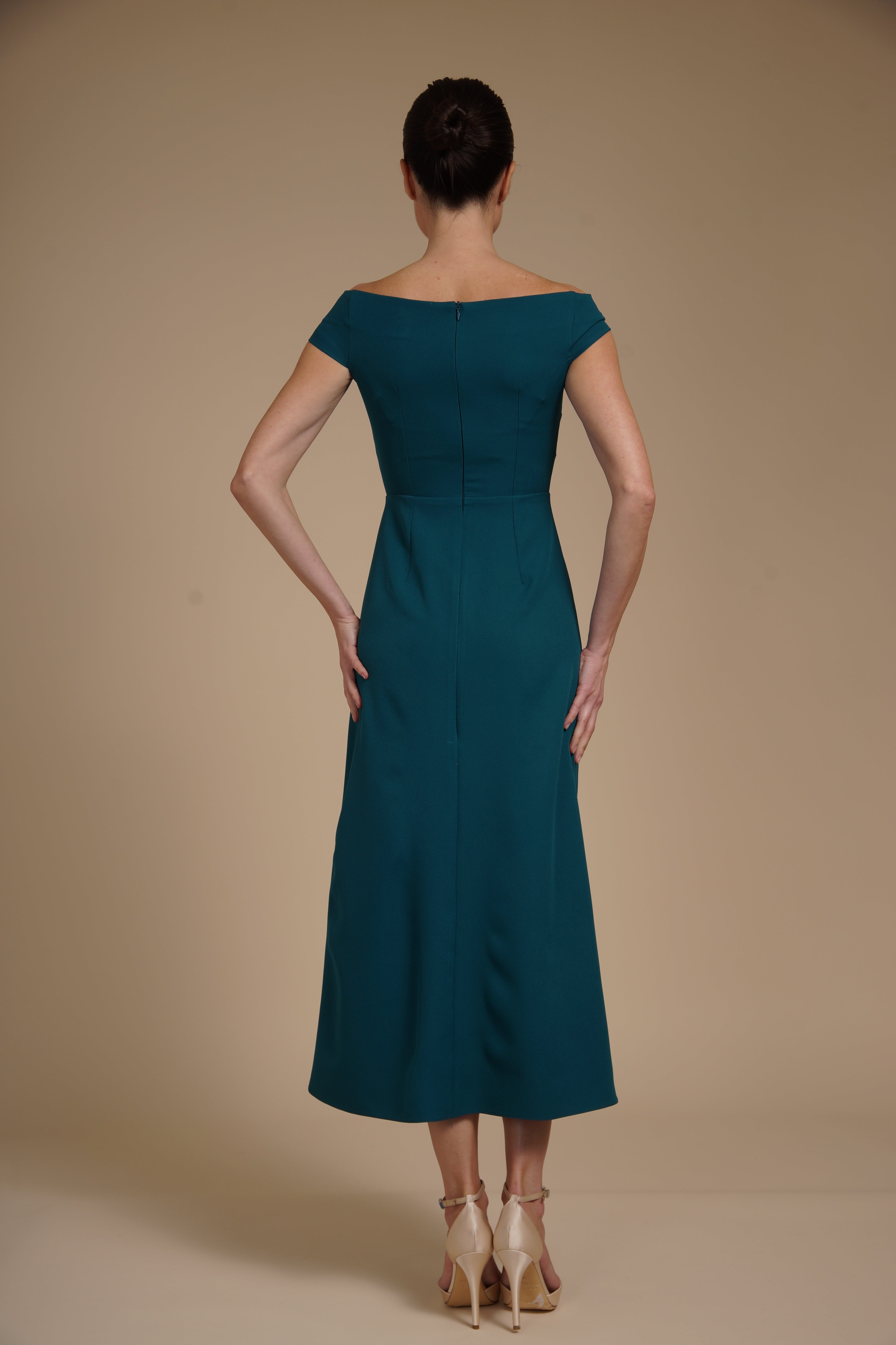 Rochie elegantă midi A-line din crep elastic Verde Marin cu decolteu bardot