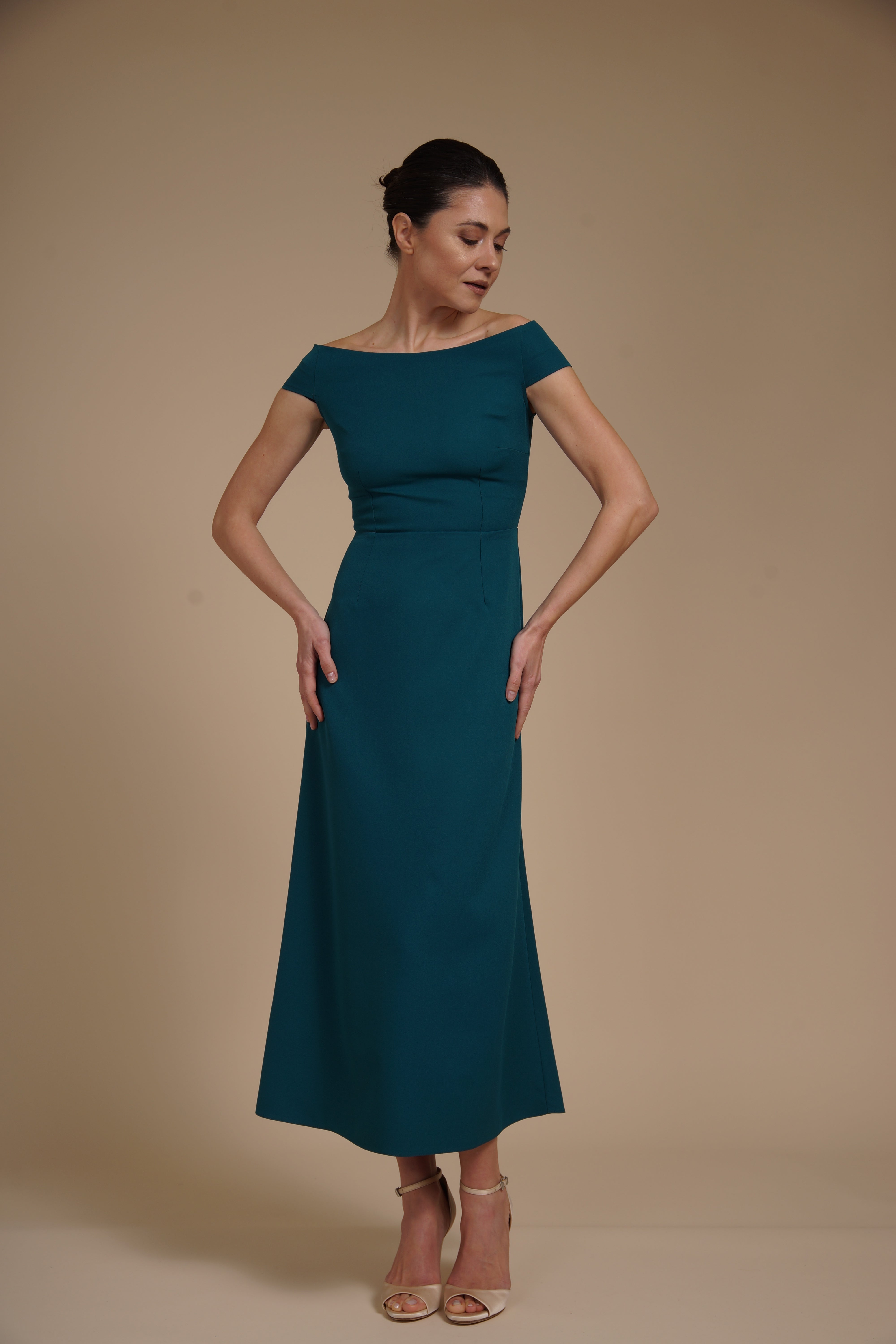 Rochie elegantă midi A-line din crep elastic Verde Marin cu decolteu bardot