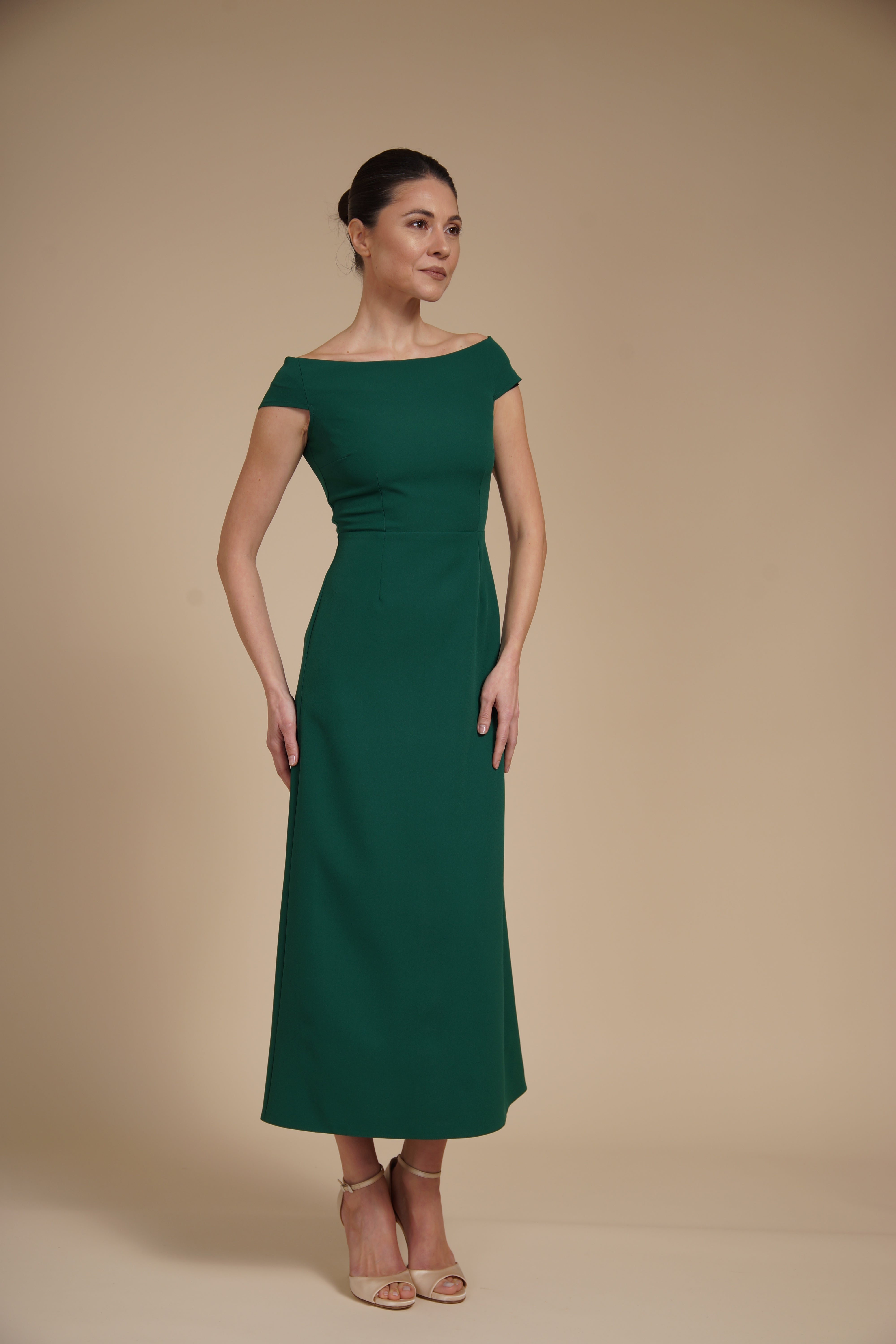 Rochie elegantă midi A-line din crep elastic Verde Smarald cu decolteu bardot
