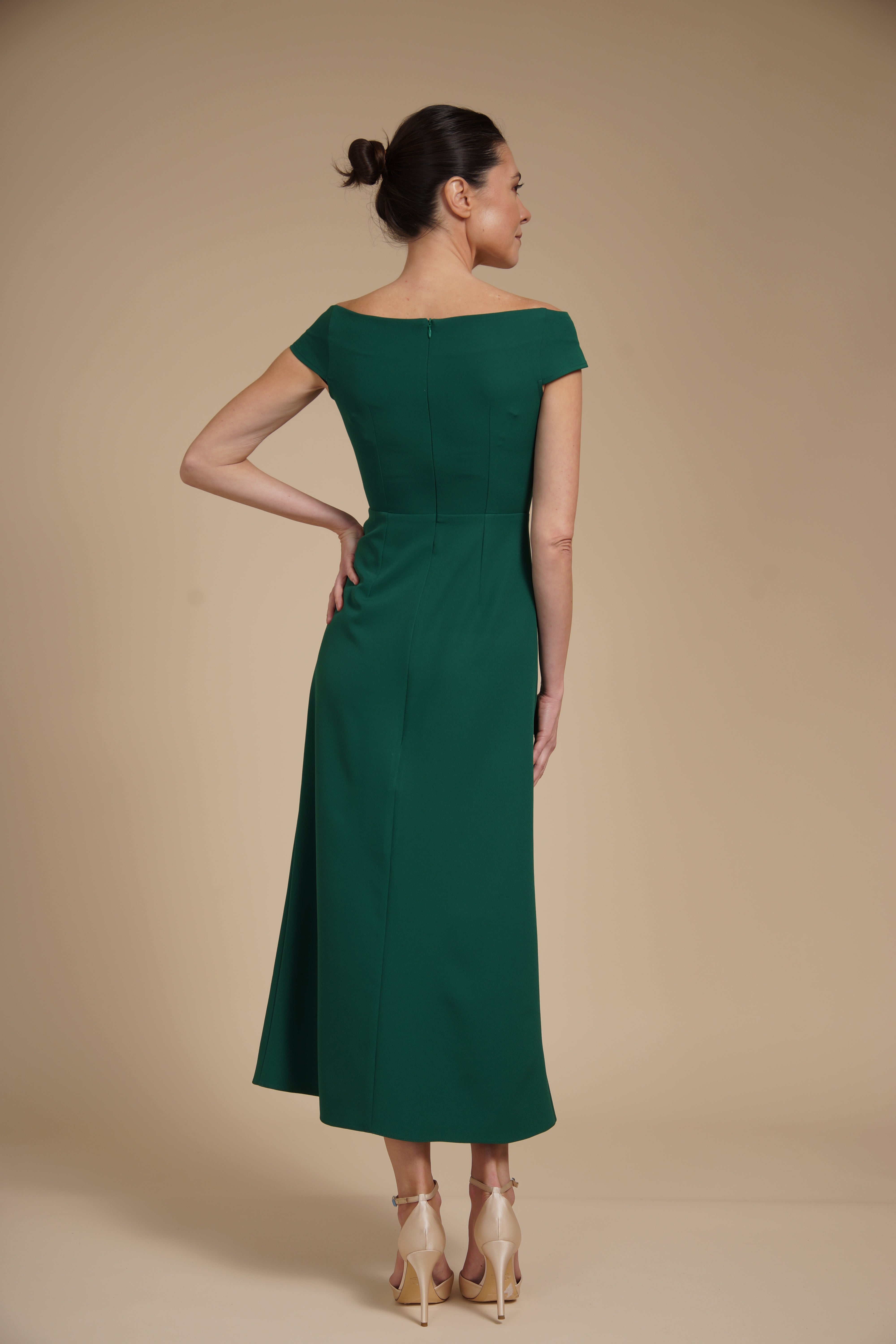 Rochie elegantă midi A-line din crep elastic Verde Smarald cu decolteu bardot