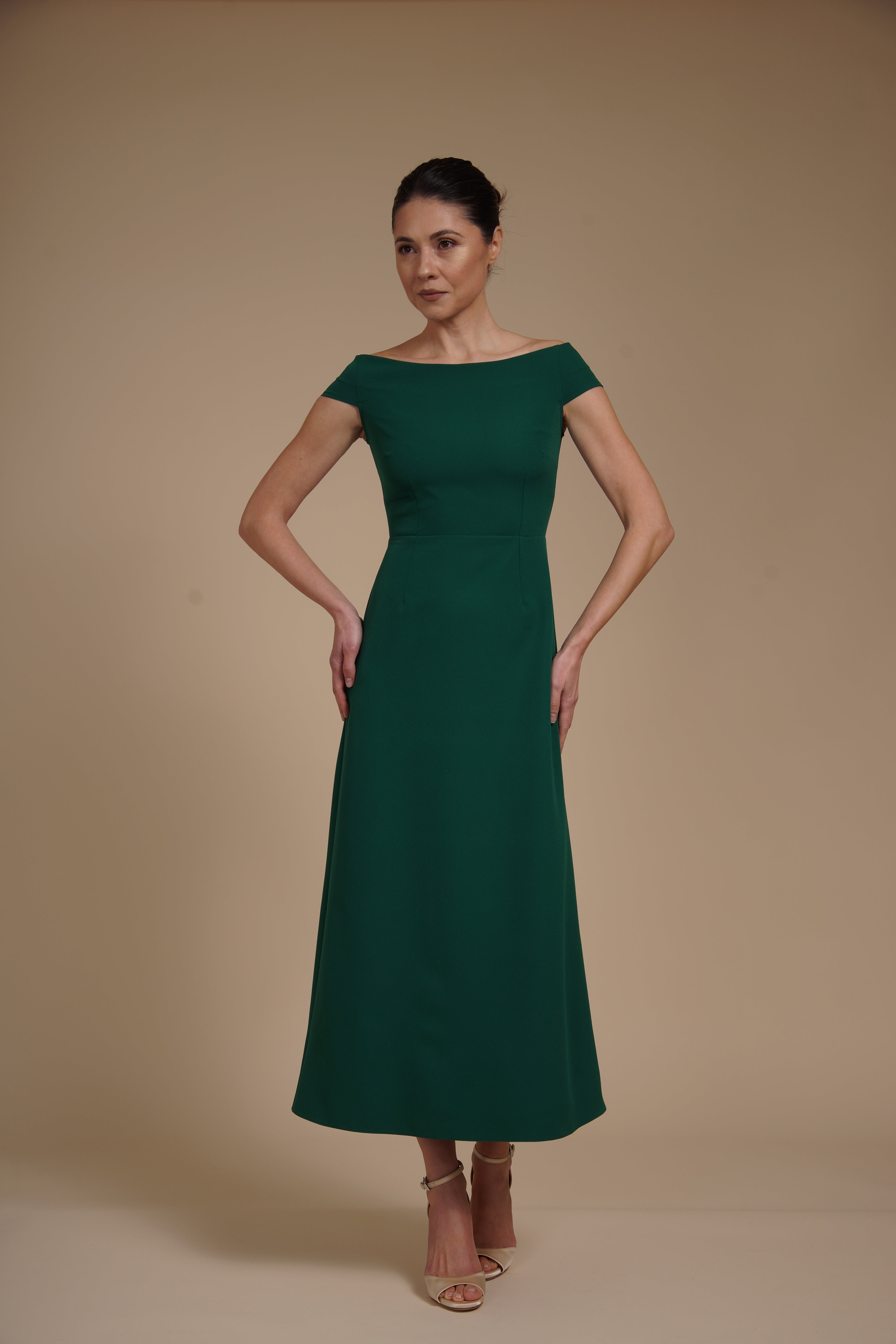 Rochie elegantă midi A-line din crep elastic Verde Smarald cu decolteu bardot
