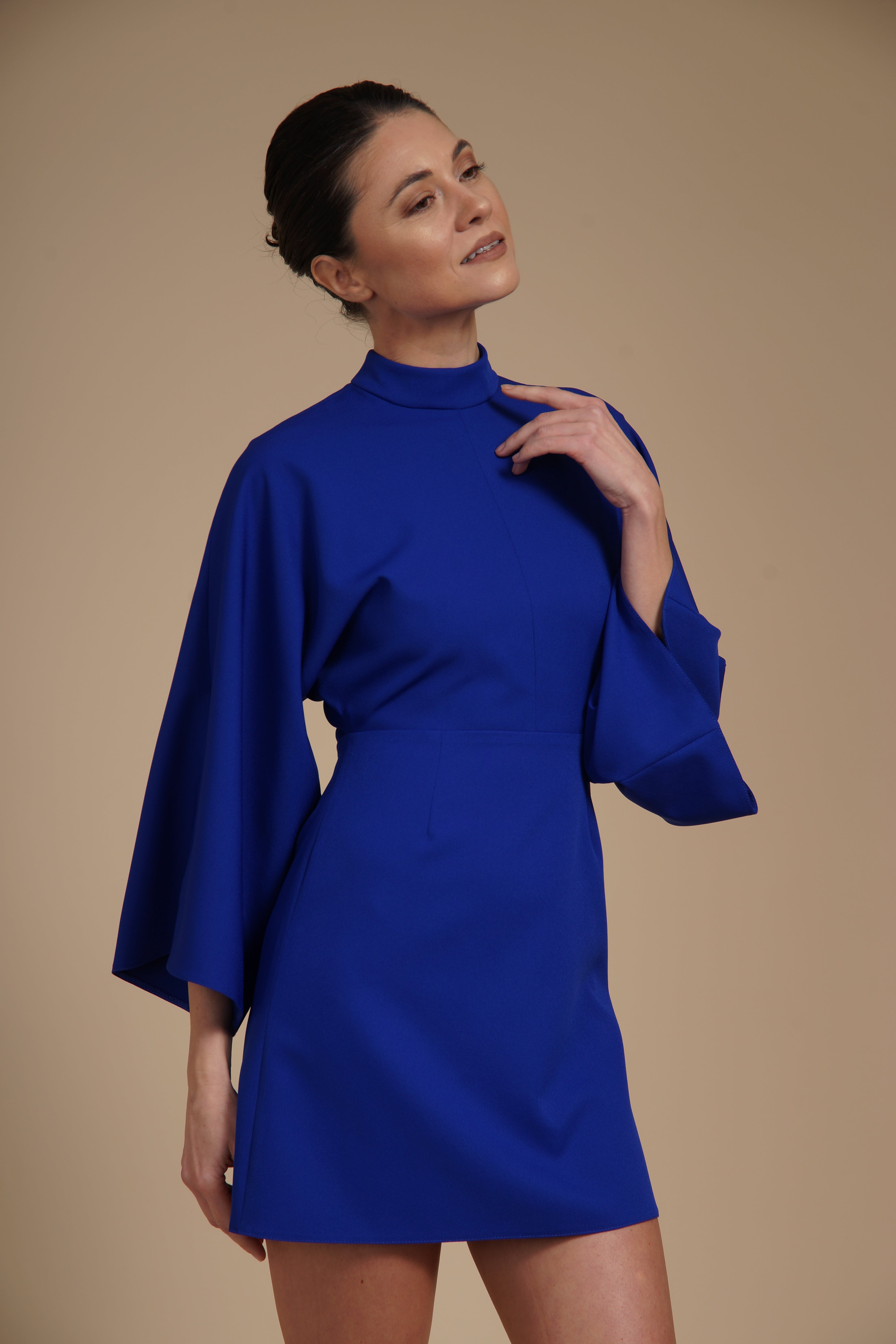 Rochie mini Albastru Regal din crep elastic, tip kimono, cu guler inalt si maneci evazate