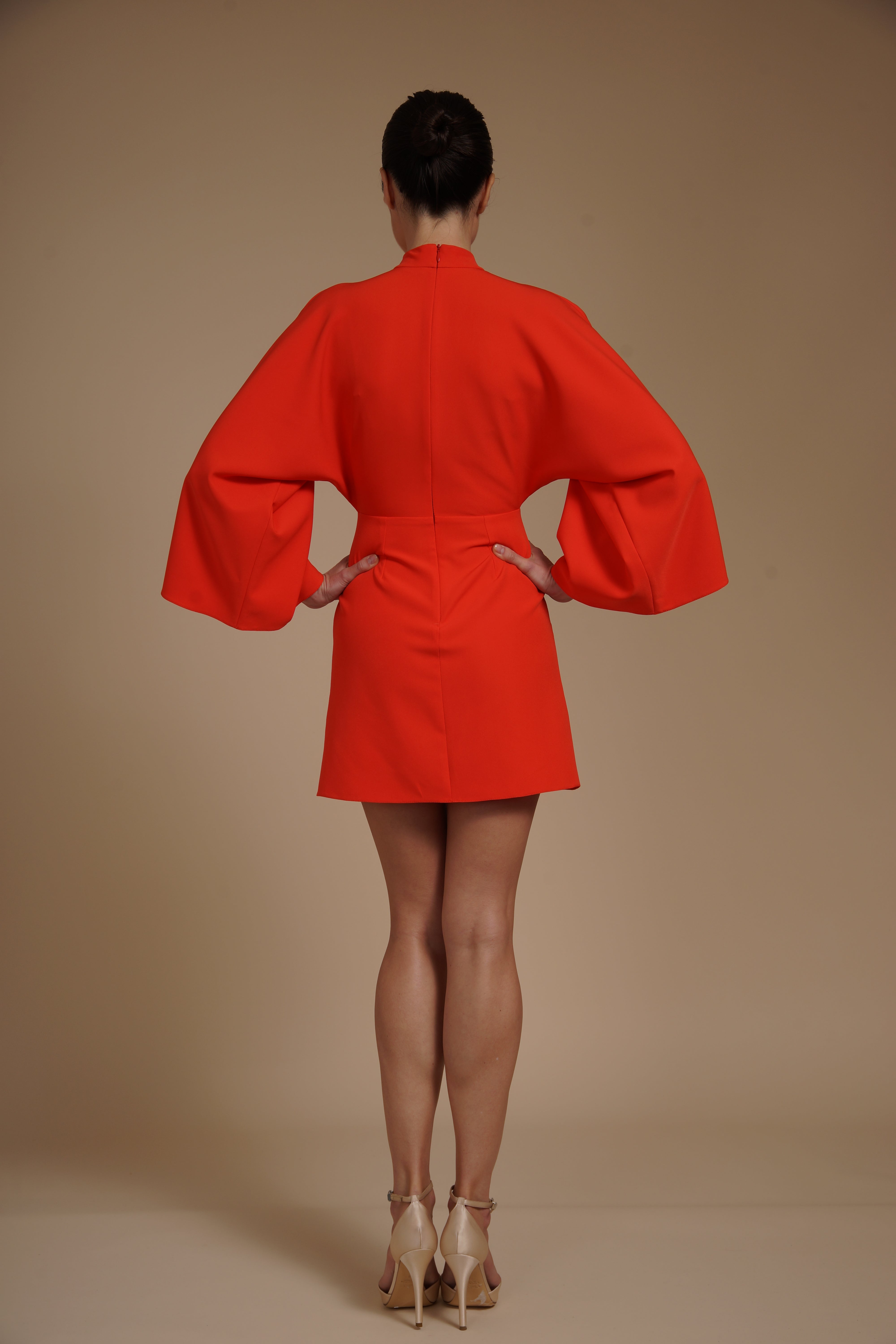 Rochie mini Corai din crep elastic, tip kimono, cu guler inalt si maneci evazate