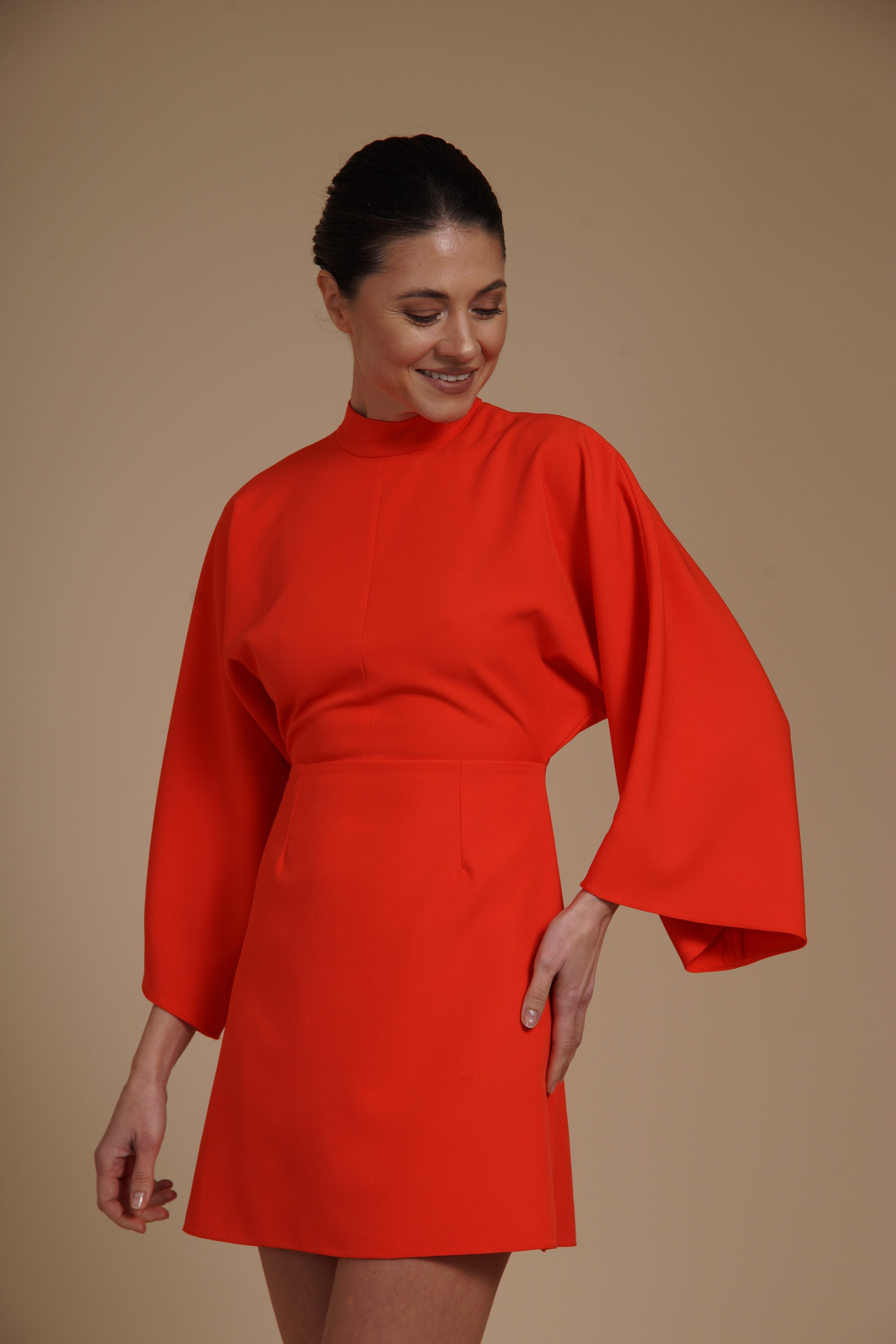 Rochie mini Corai din crep elastic, tip kimono, cu guler inalt si maneci evazate