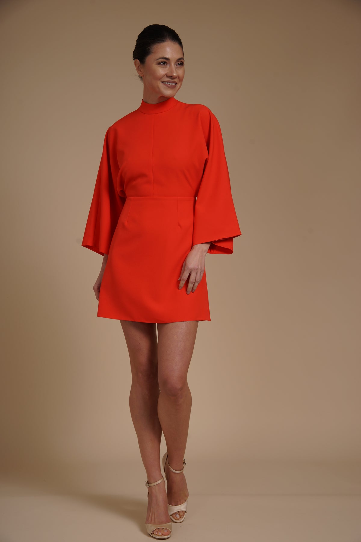 Rochie mini Corai din crep elastic, tip kimono, cu guler inalt si maneci evazate