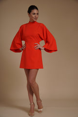 Rochie mini Corai din crep elastic, tip kimono, cu guler inalt si maneci evazate