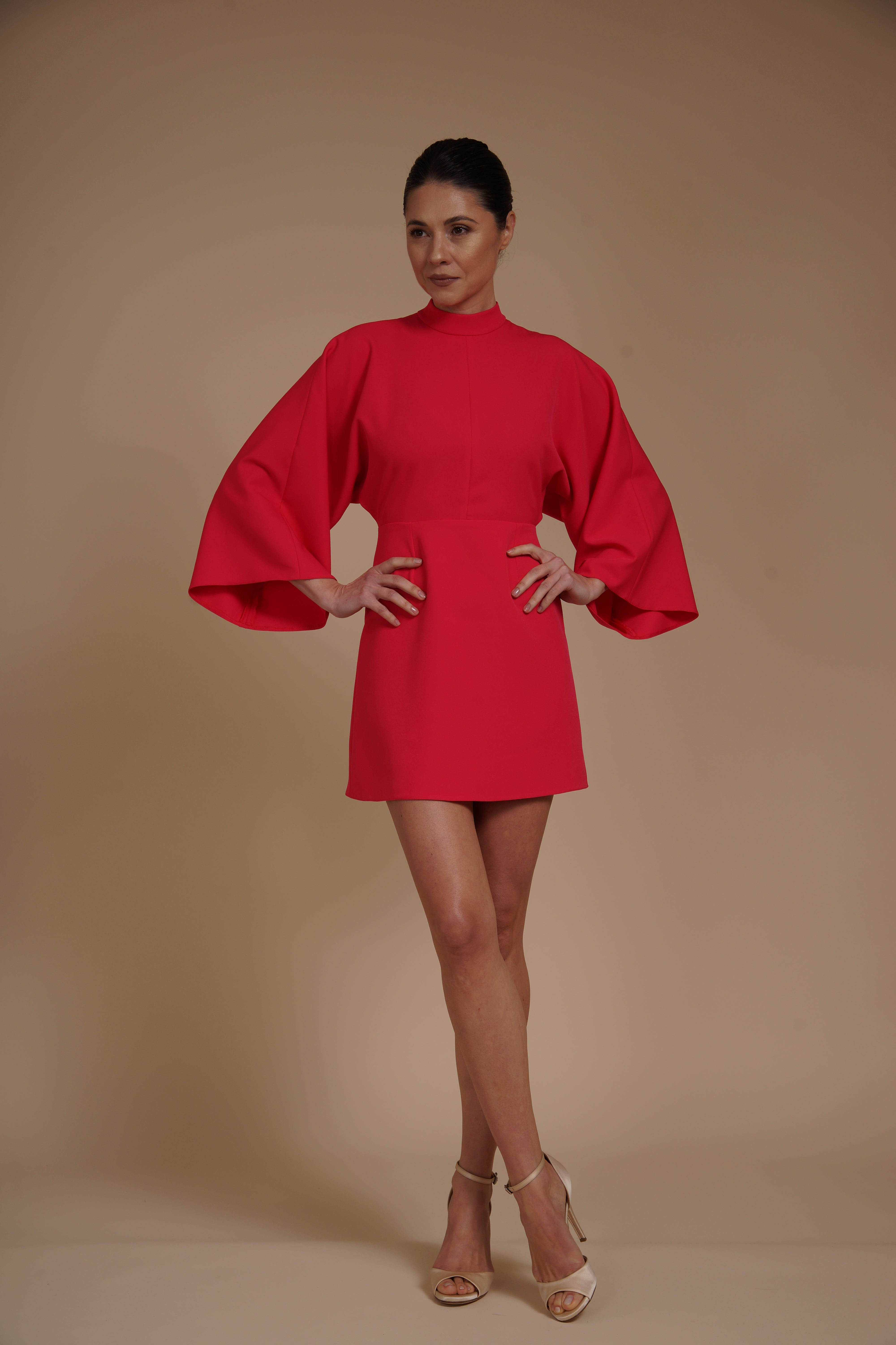 Rochie mini Fucsia din crep elastic, tip kimono, cu guler inalt si maneci evazate