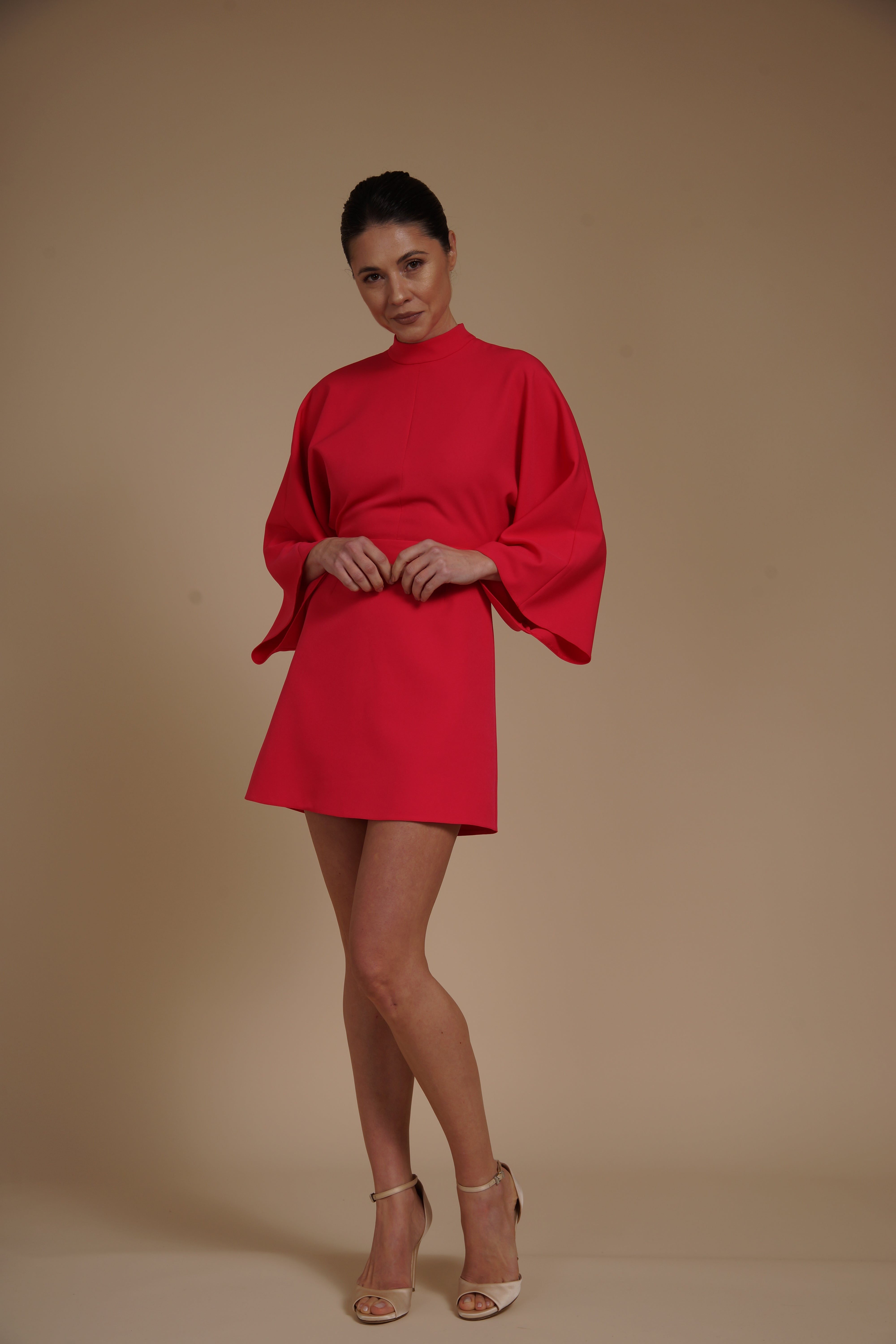 Rochie mini Fucsia din crep elastic, tip kimono, cu guler inalt si maneci evazate