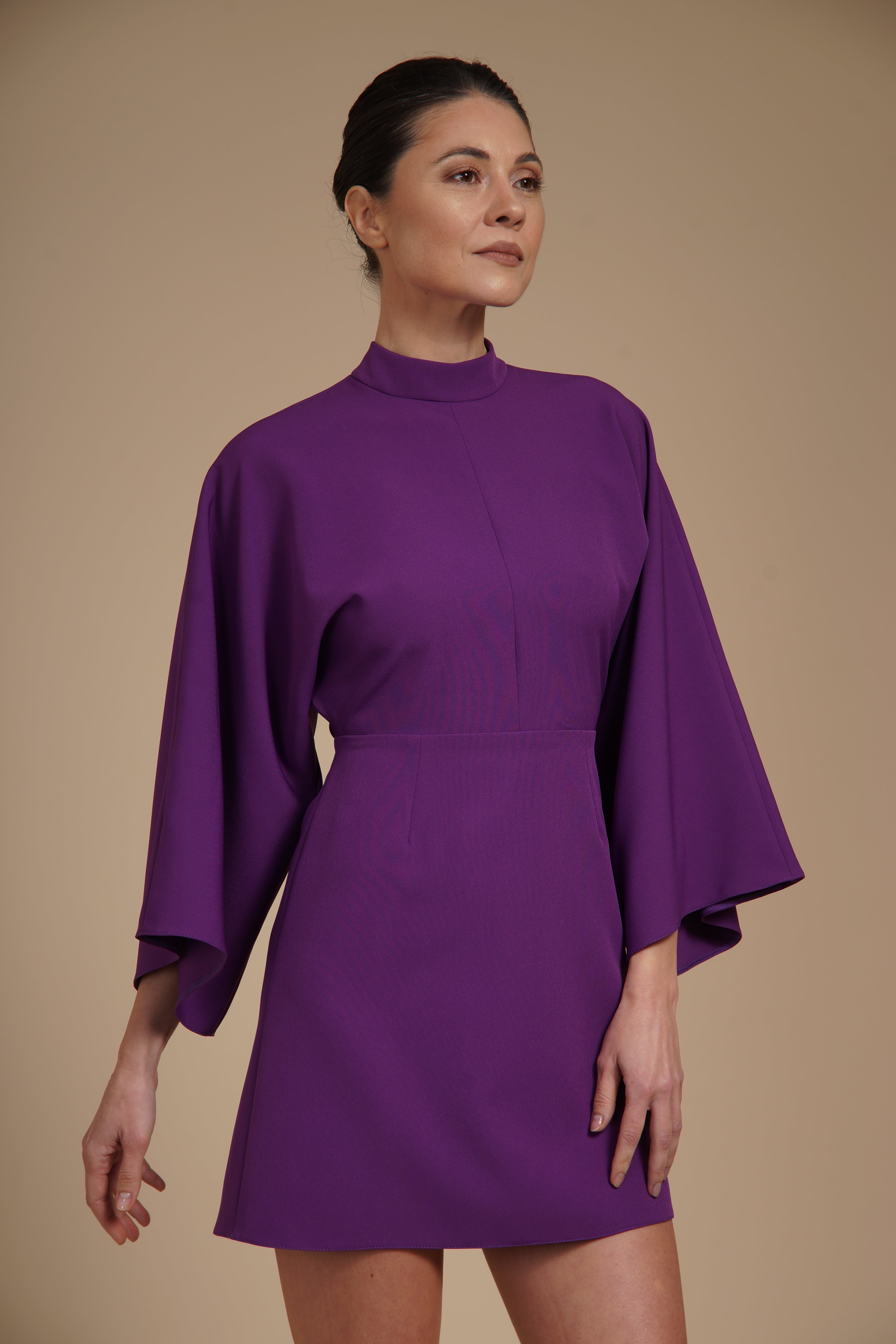 Rochie mini Violet din crep elastic, tip kimono, cu guler inalt si maneci evazate