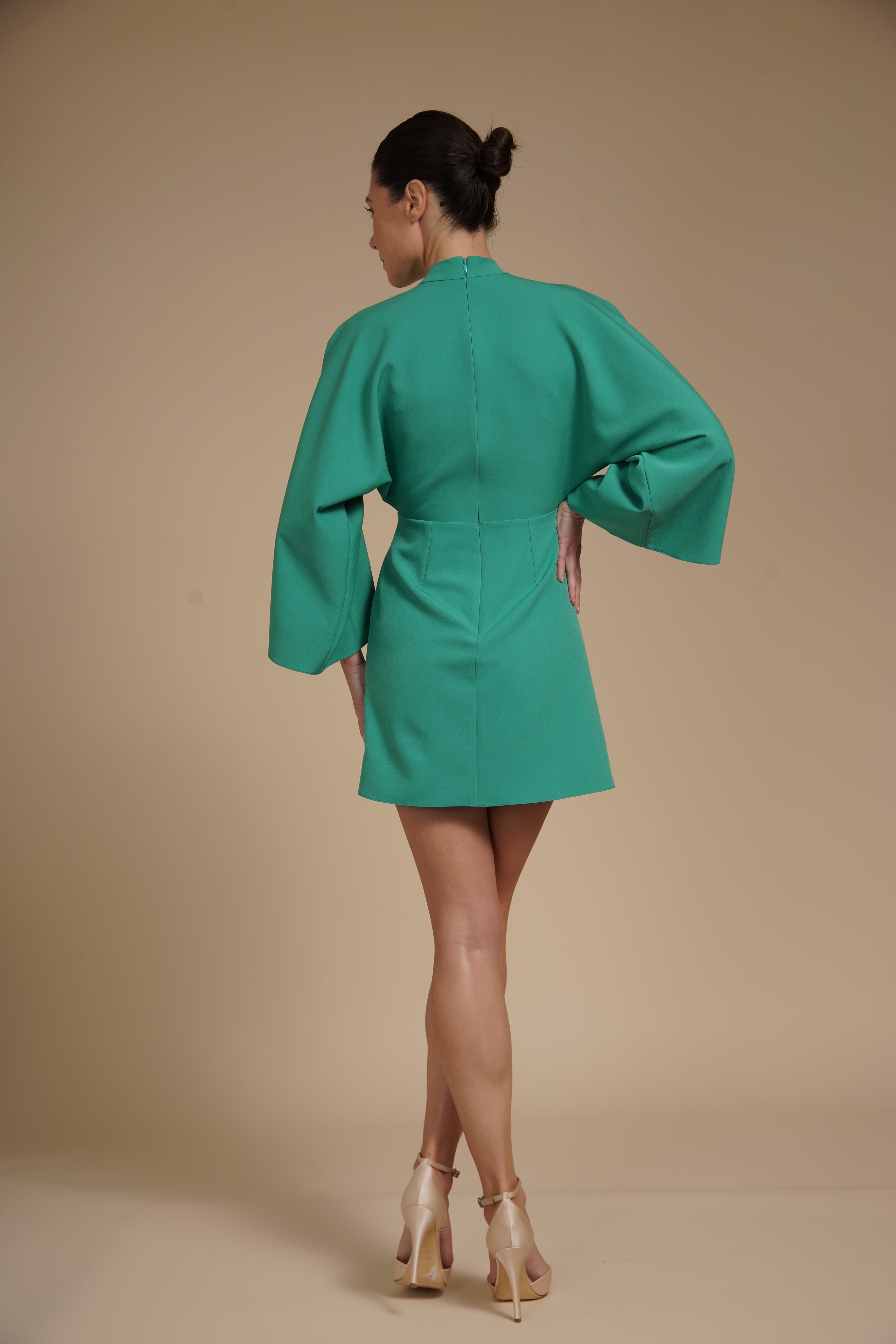 Rochie mini Verde Menta din crep elastic, tip kimono, cu guler inalt si maneci evazate