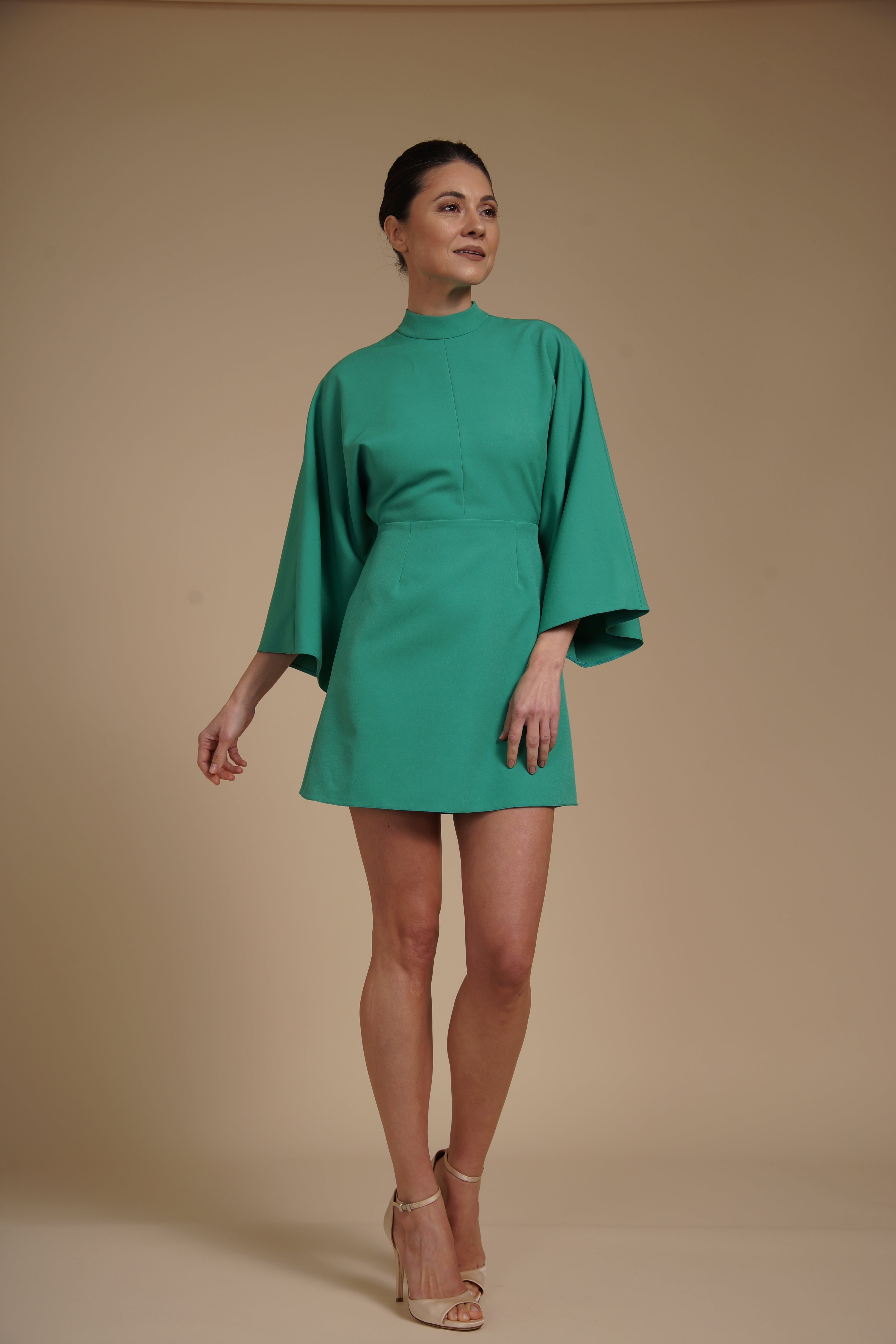 Rochie mini Verde Menta din crep elastic, tip kimono, cu guler inalt si maneci evazate