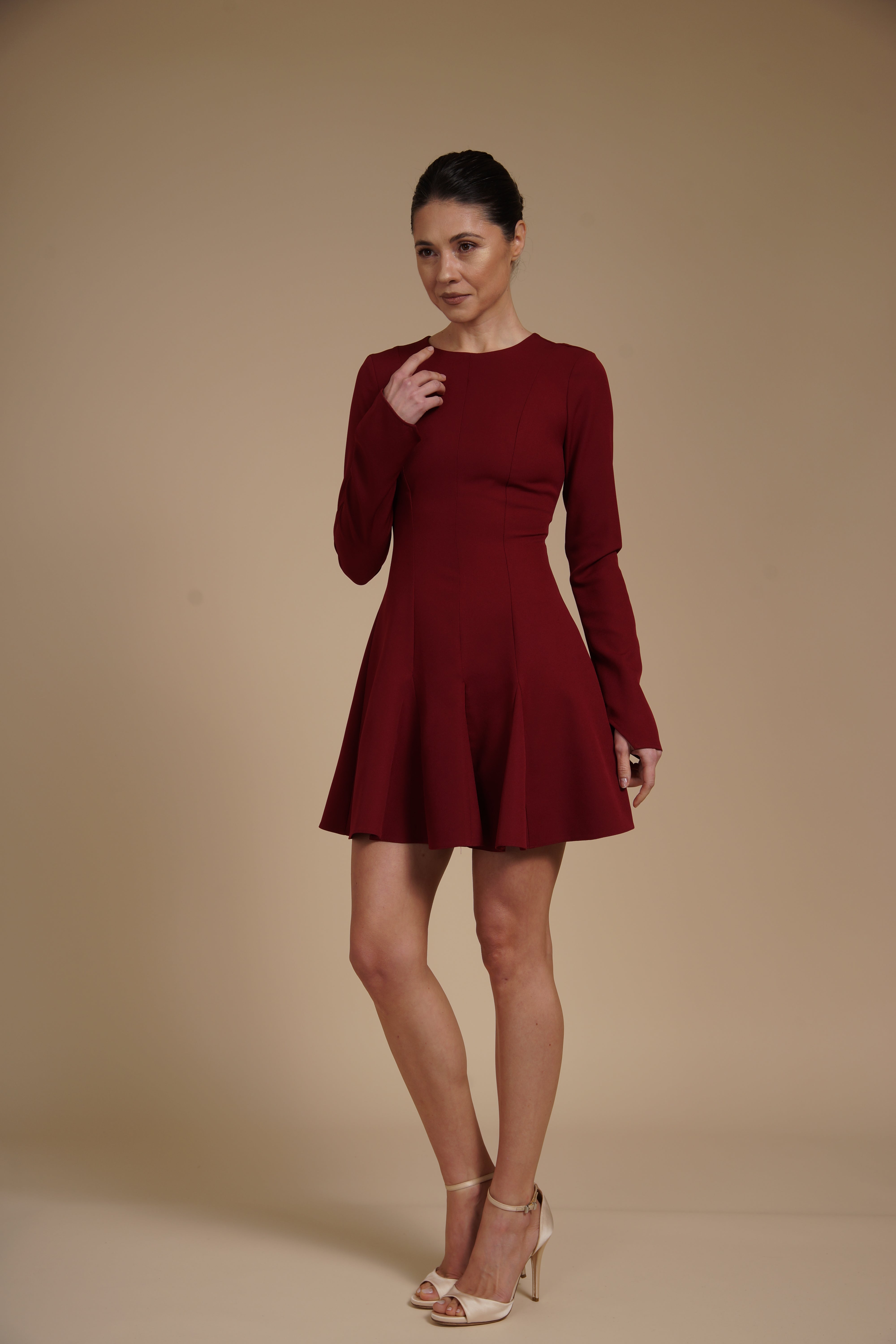 Rochie mini cambrata A-line Bordeaux din crep elastic, cu mâneci lungi