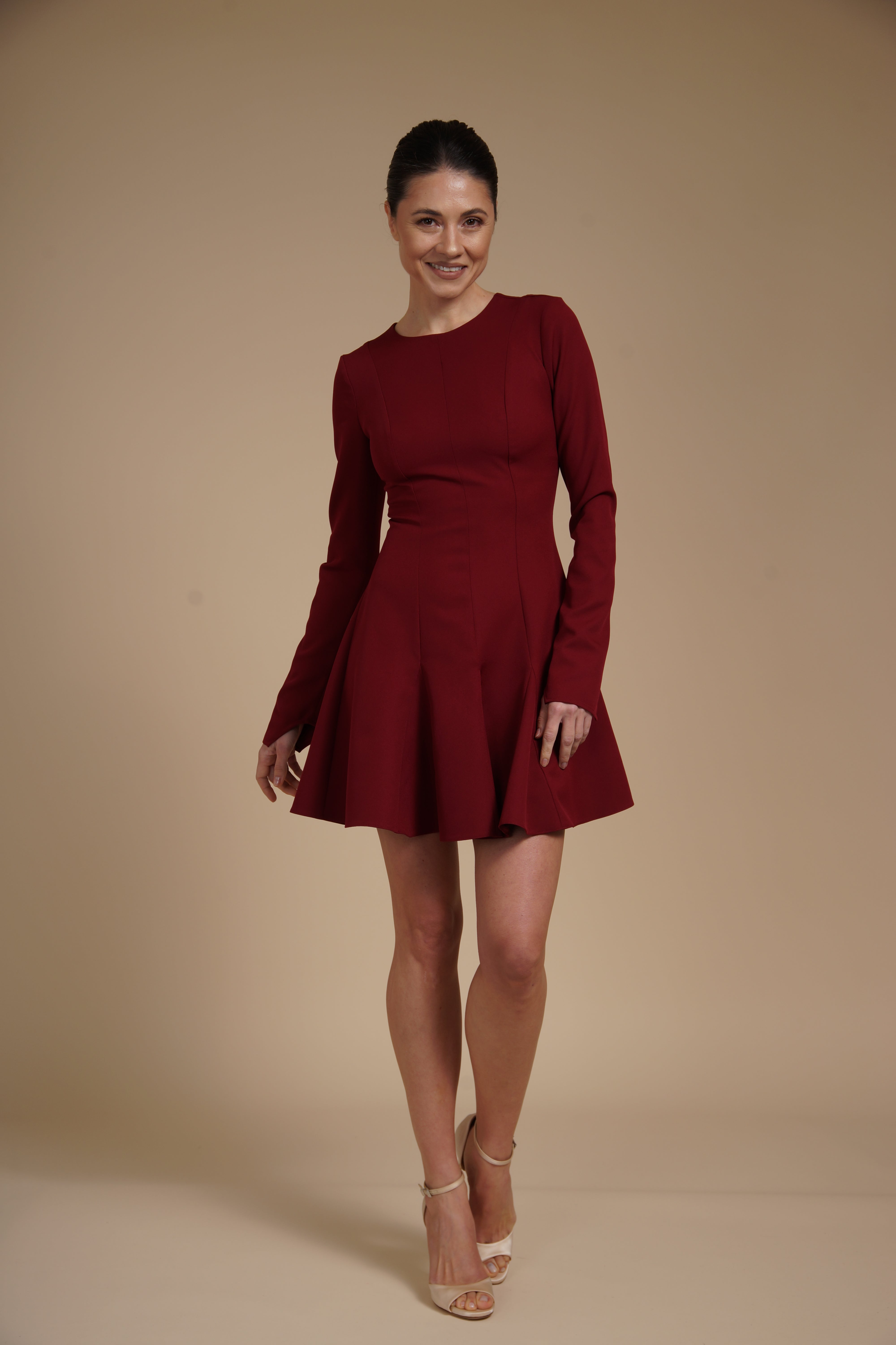 Rochie mini cambrata A-line Bordeaux din crep elastic, cu mâneci lungi