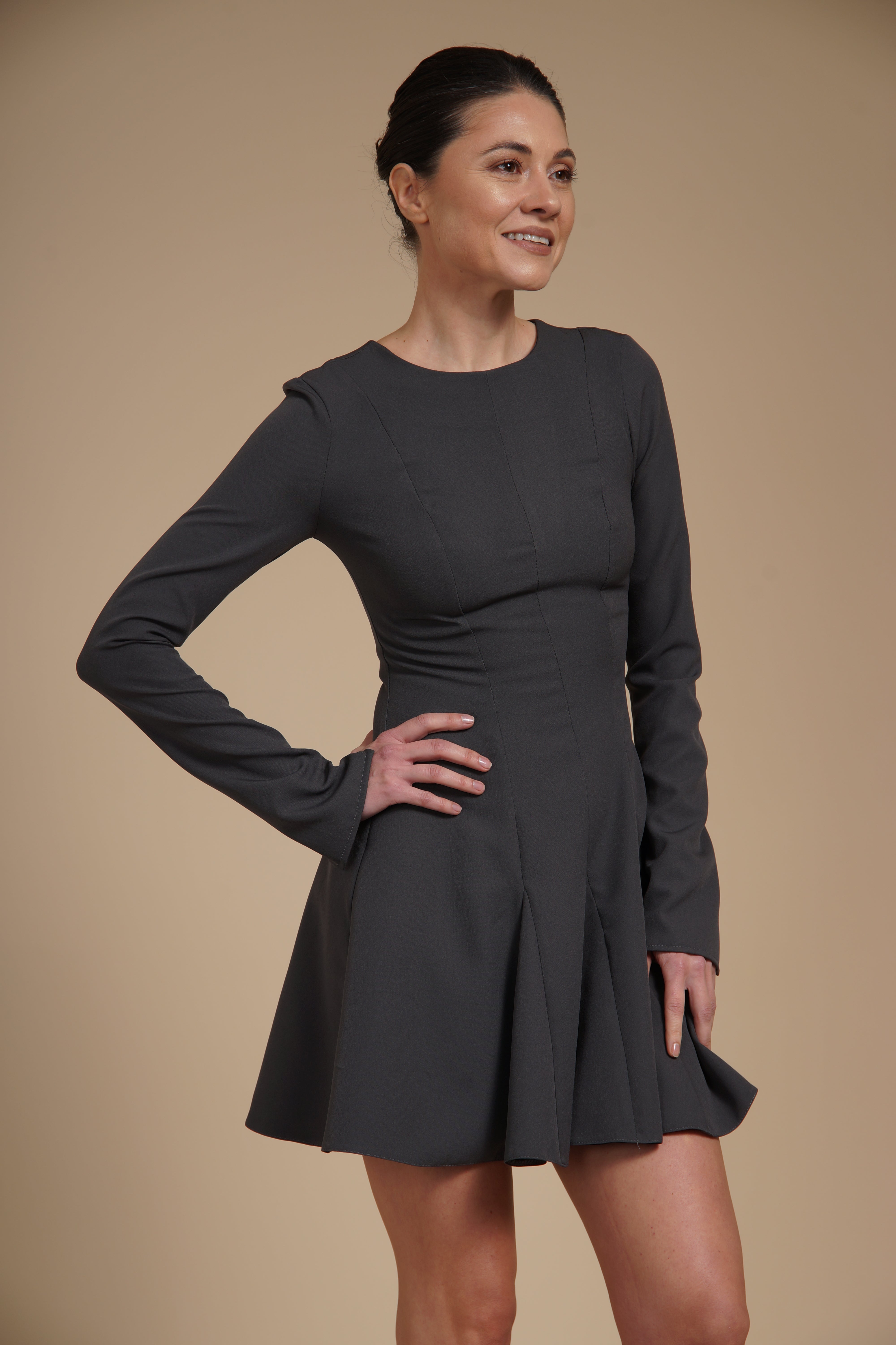 Rochie mini cambrata A-line Gri Antracit din crep elastic, cu mâneci lungi