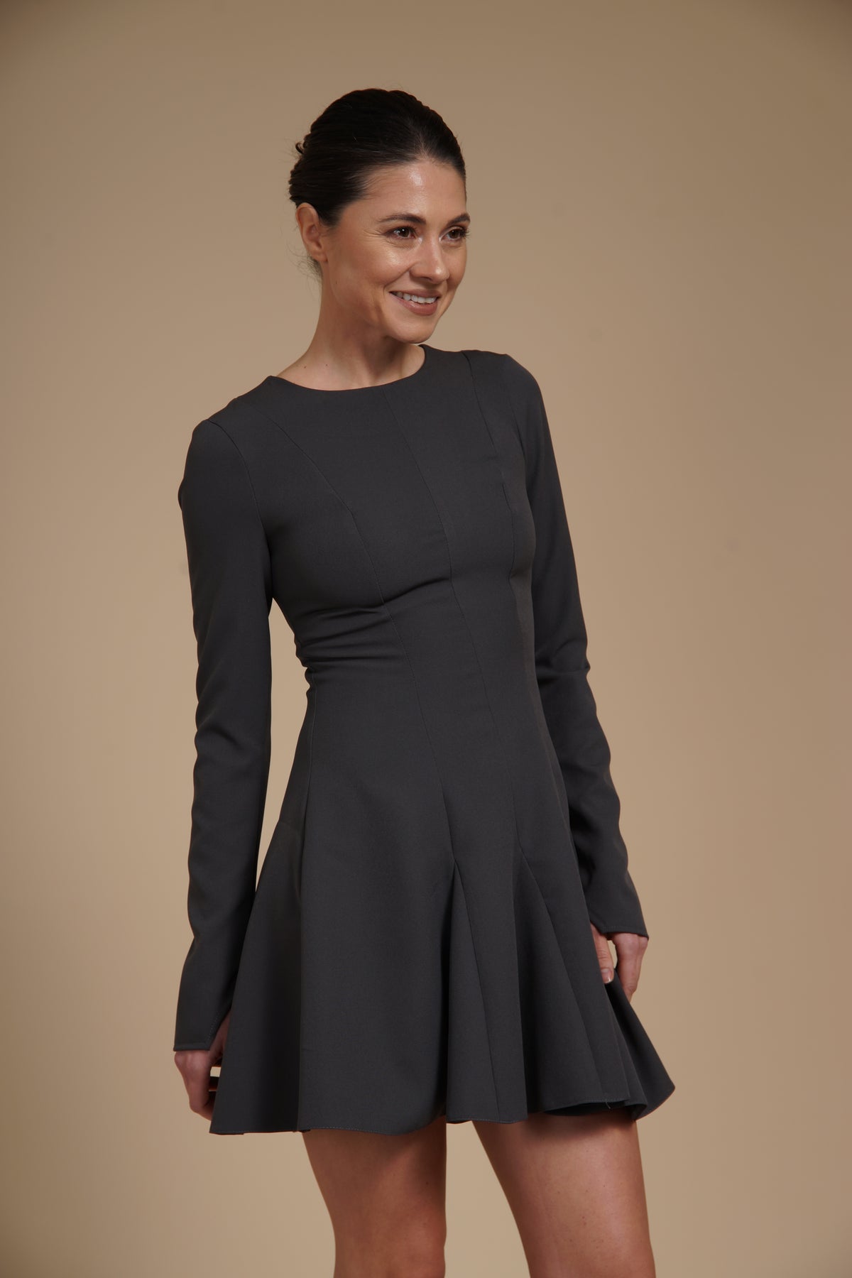 Rochie mini cambrata A-line Gri Antracit din crep elastic, cu mâneci lungi