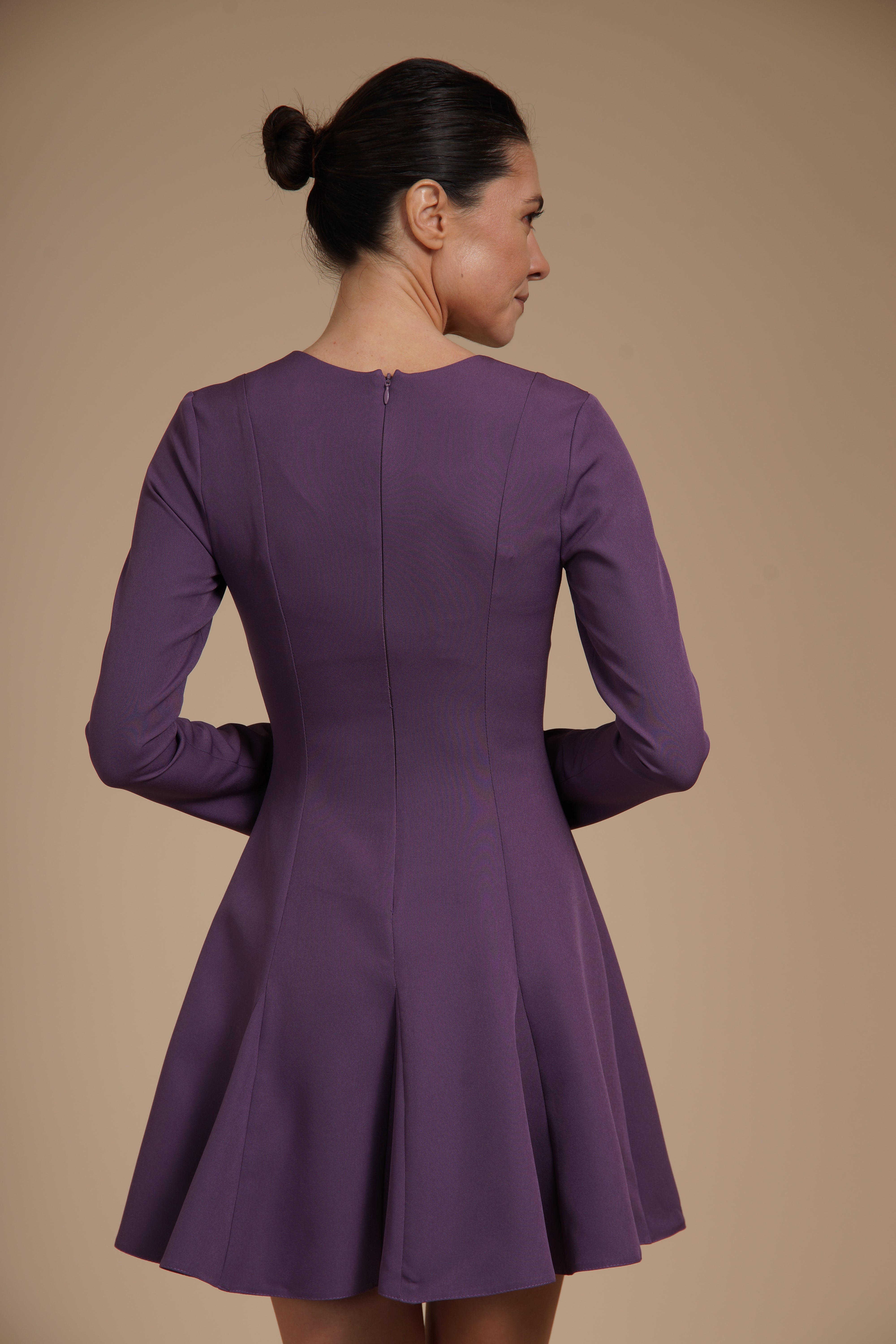 Rochie mini cambrata A-line Mov din crep elastic, cu mâneci lungi