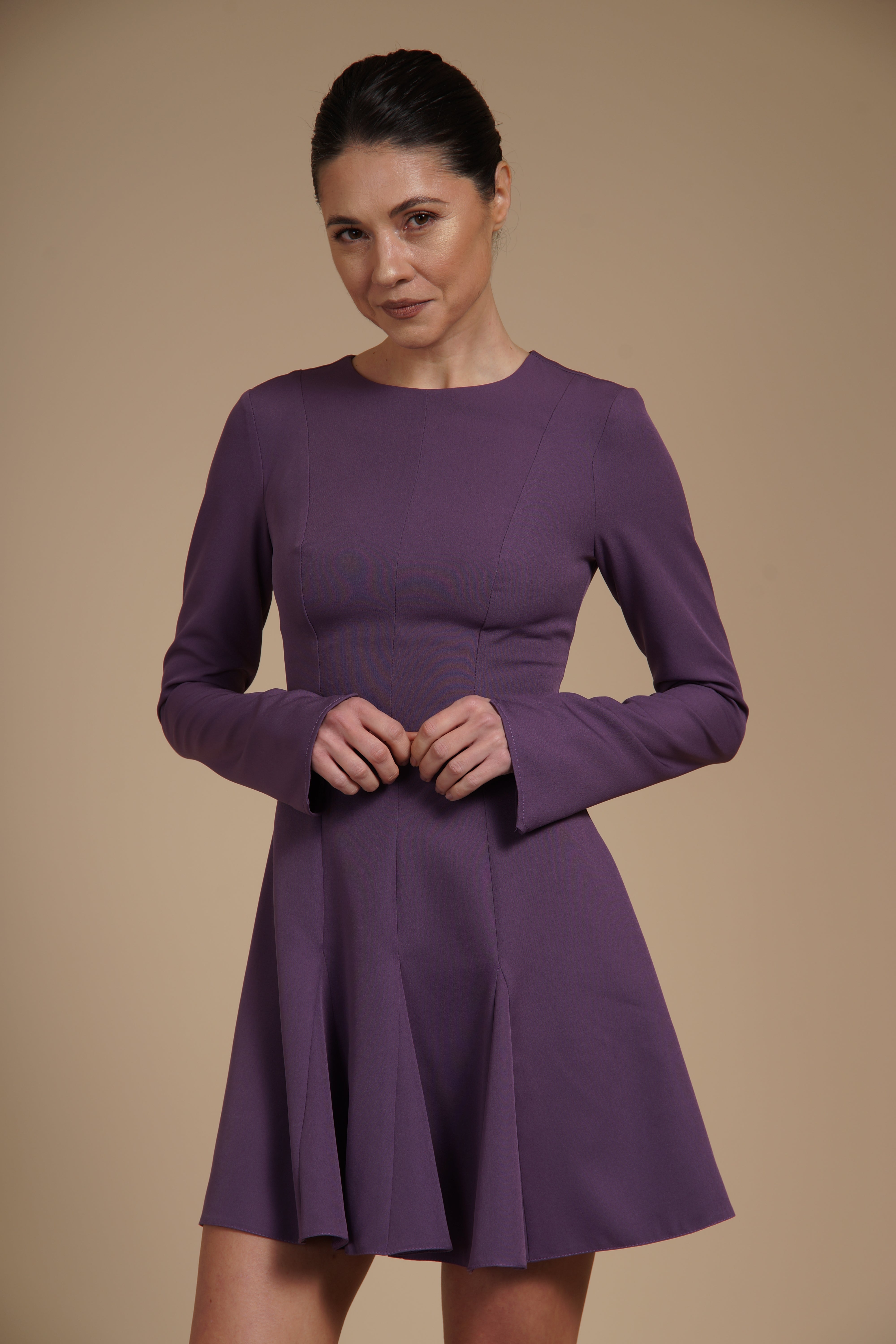 Rochie mini cambrata A-line Mov din crep elastic, cu mâneci lungi