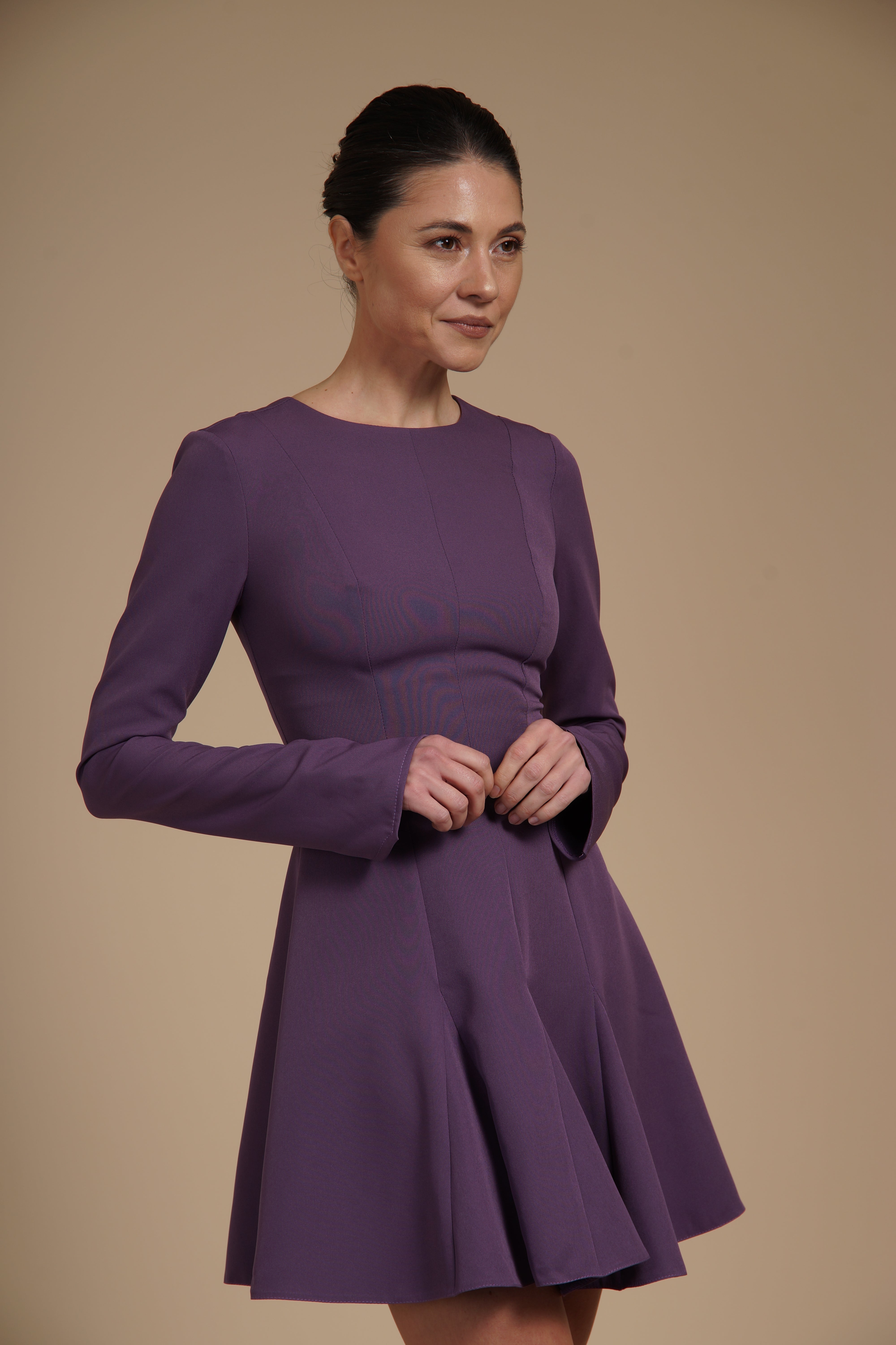 Rochie mini cambrata A-line Mov din crep elastic, cu mâneci lungi