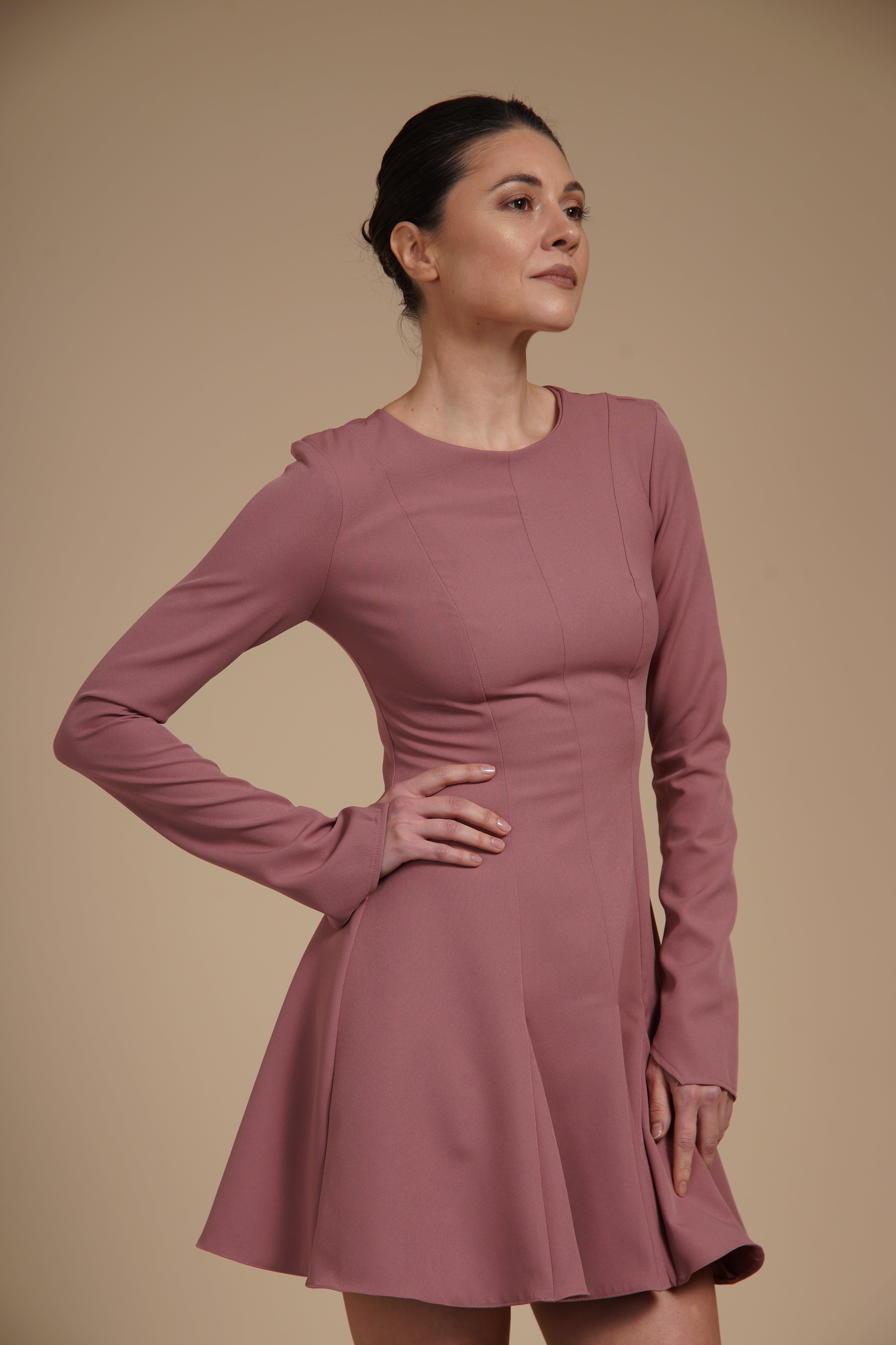 Rochie mini cambrata A-line Roz Pudrat din crep elastic, cu mâneci lungi