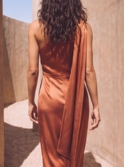 Rochie Bronz midi eleganta din satin pe umar, cu detaliu floral si croiala midi