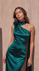 Rochie Verde Smarald midi eleganta din satin pe umar, cu detaliu floral si croiala midi
