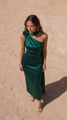 Rochie Verde Smarald midi eleganta din satin pe umar, cu detaliu floral si croiala midi