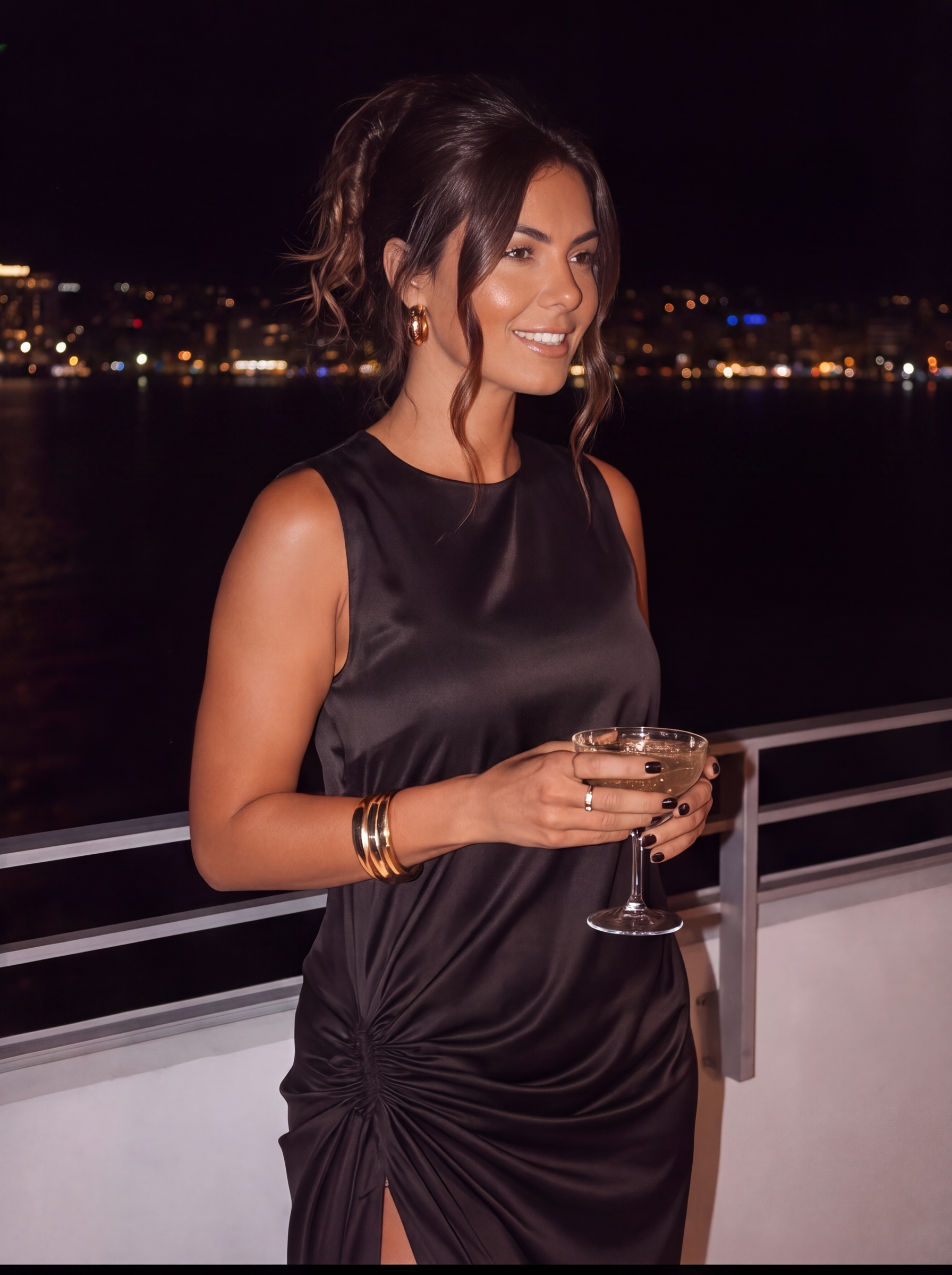 ROCHIE LUNGA NEAGRA DIN SATIN CU SLIT